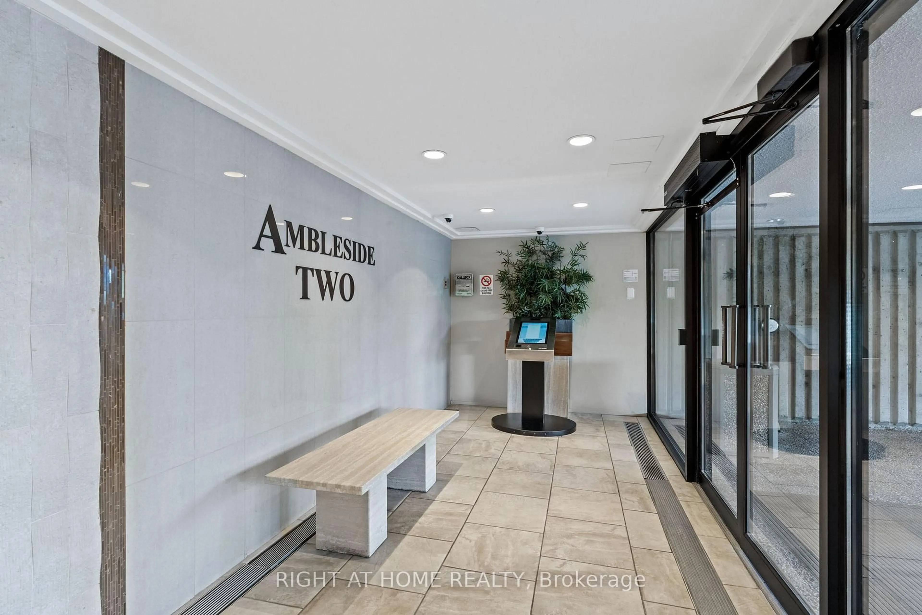 Indoor foyer for 1171 AMBLESIDE Dr #906, Ottawa Ontario K2B 8C8