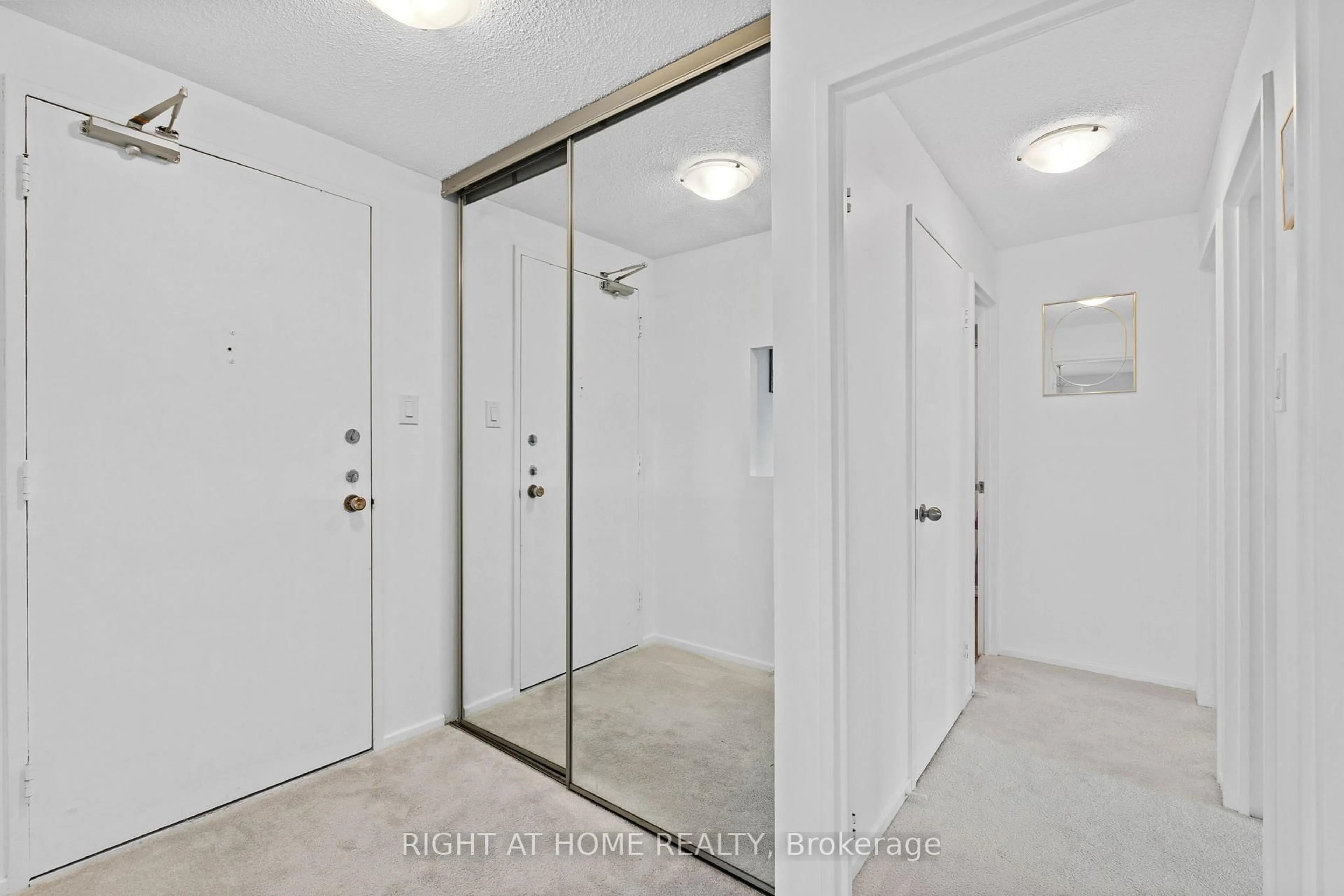 Indoor foyer for 1171 AMBLESIDE Dr #906, Ottawa Ontario K2B 8C8