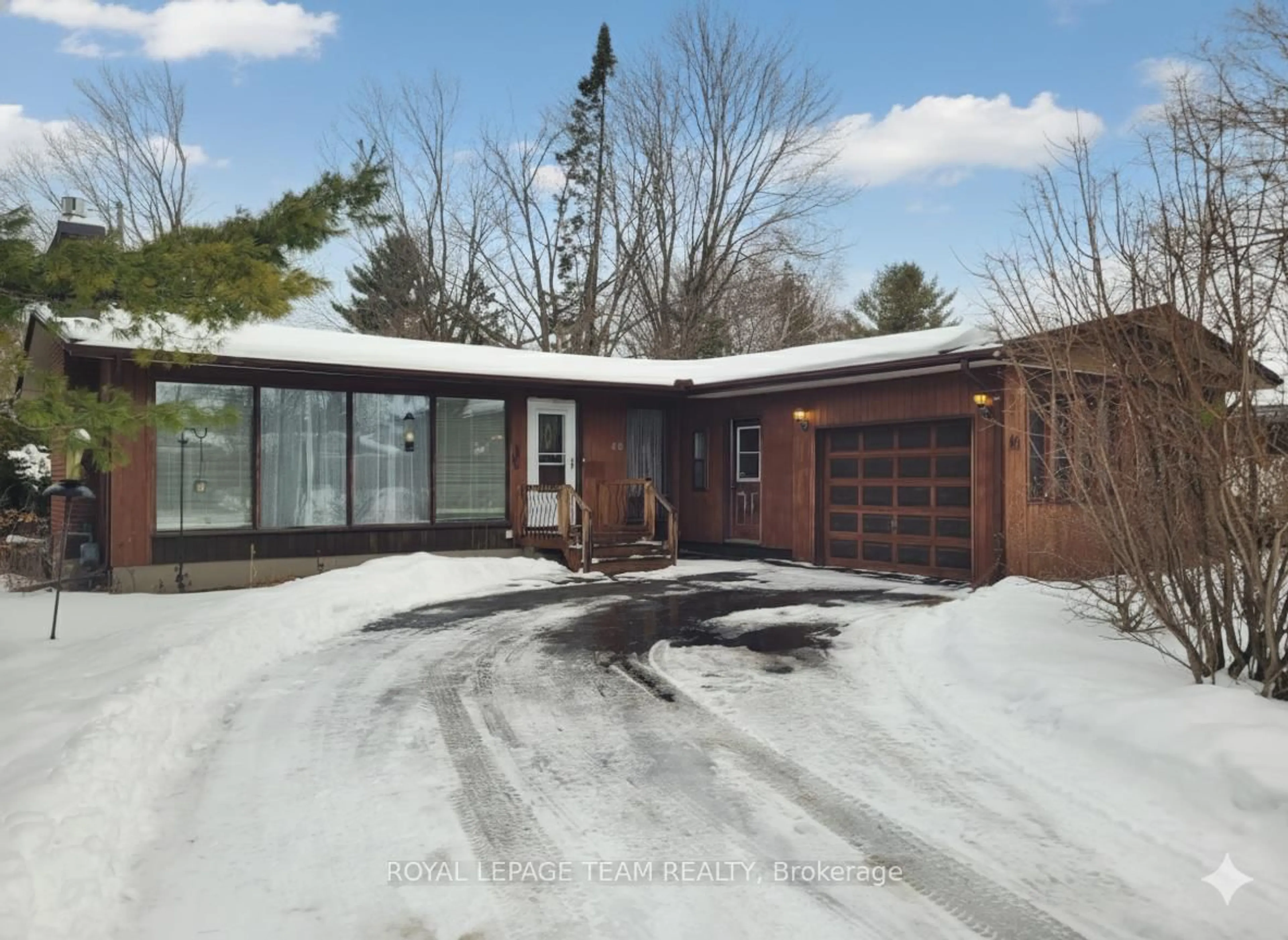 A pic from outside/outdoor area/front of a property/back of a property/a pic from drone, street for 46 Quinpool Cres, Ottawa Ontario K2H 6J1