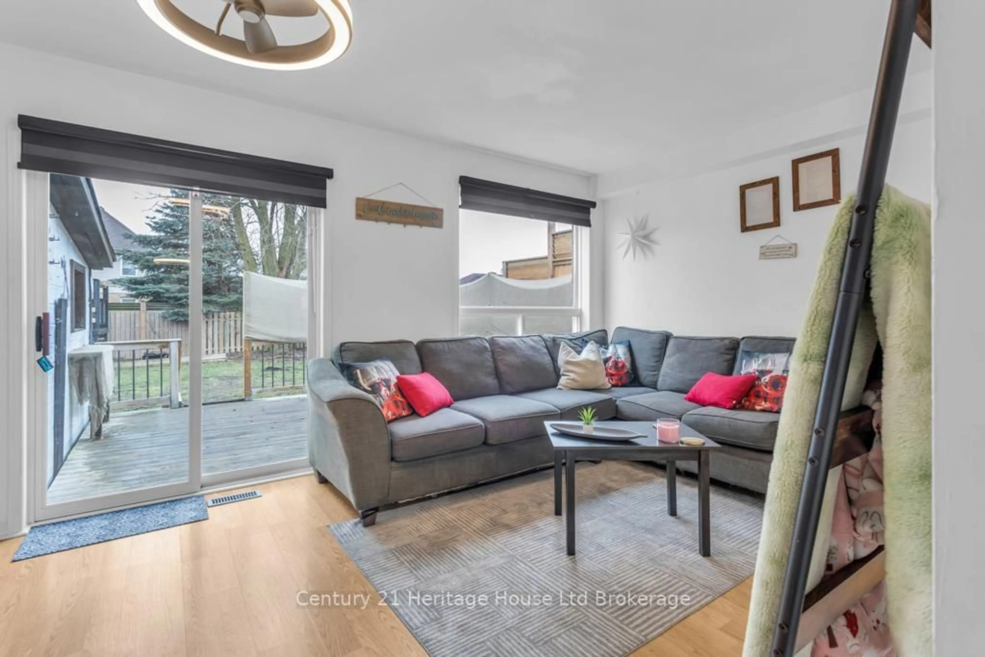 Living room with furniture, wood/laminate floor for 23 Tulip Dr, Tillsonburg Ontario N4G 5S5