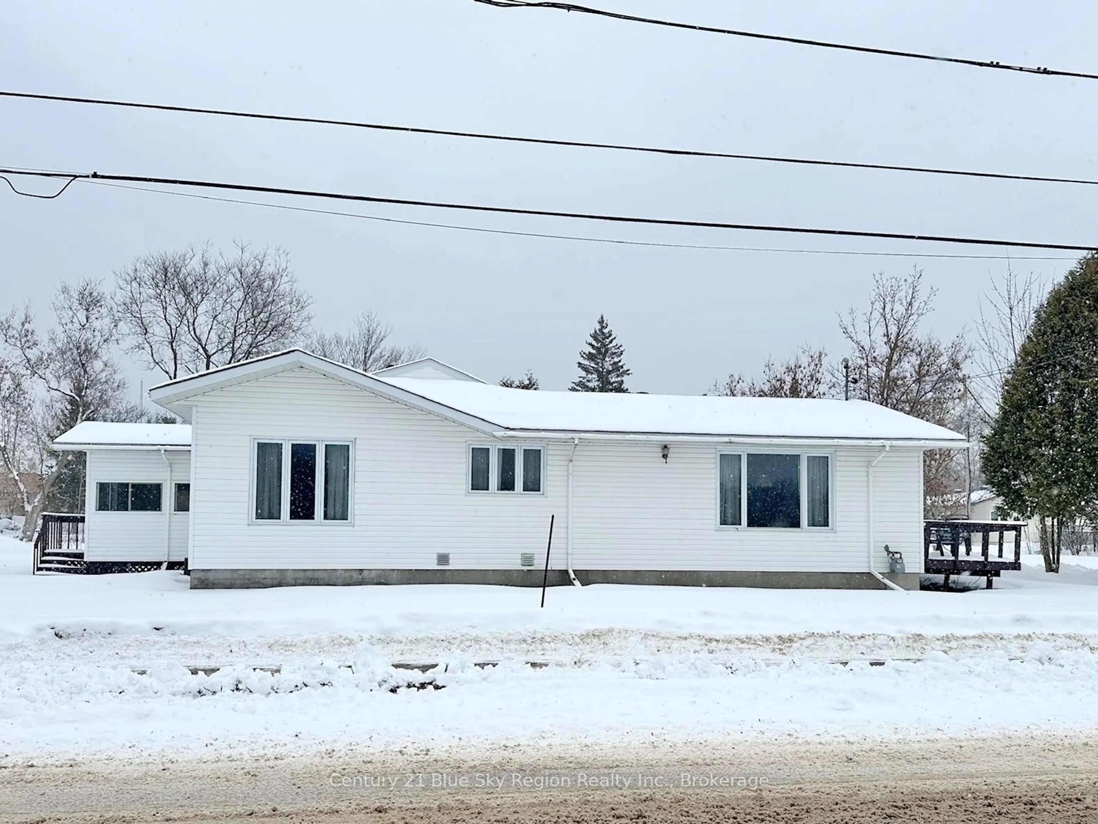 Home with vinyl exterior material, building for 391 Mattawan St, Mattawa Ontario P0H 1V0