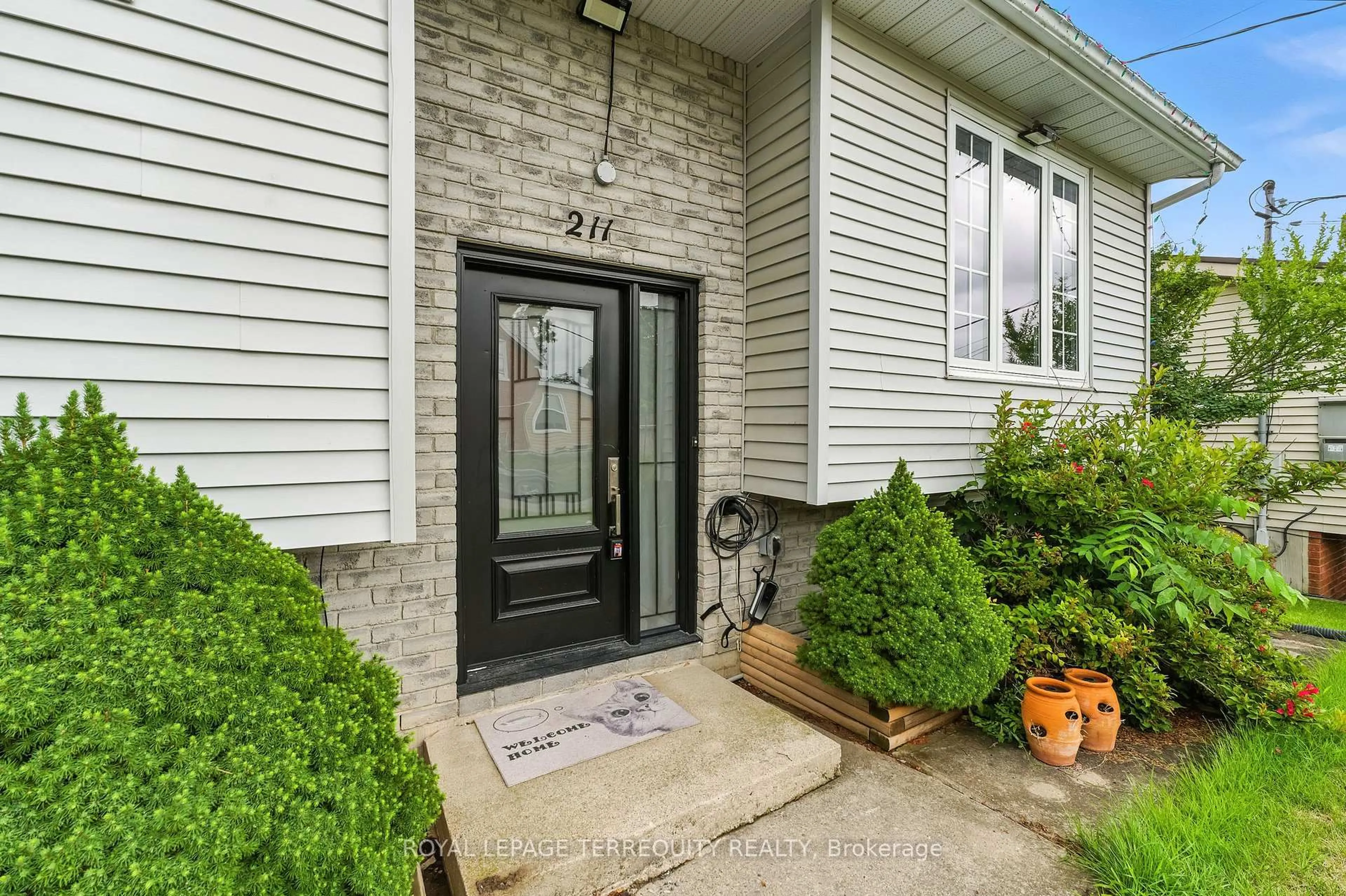 Indoor entryway for 211 William St, Stirling Ontario K0K 3E0