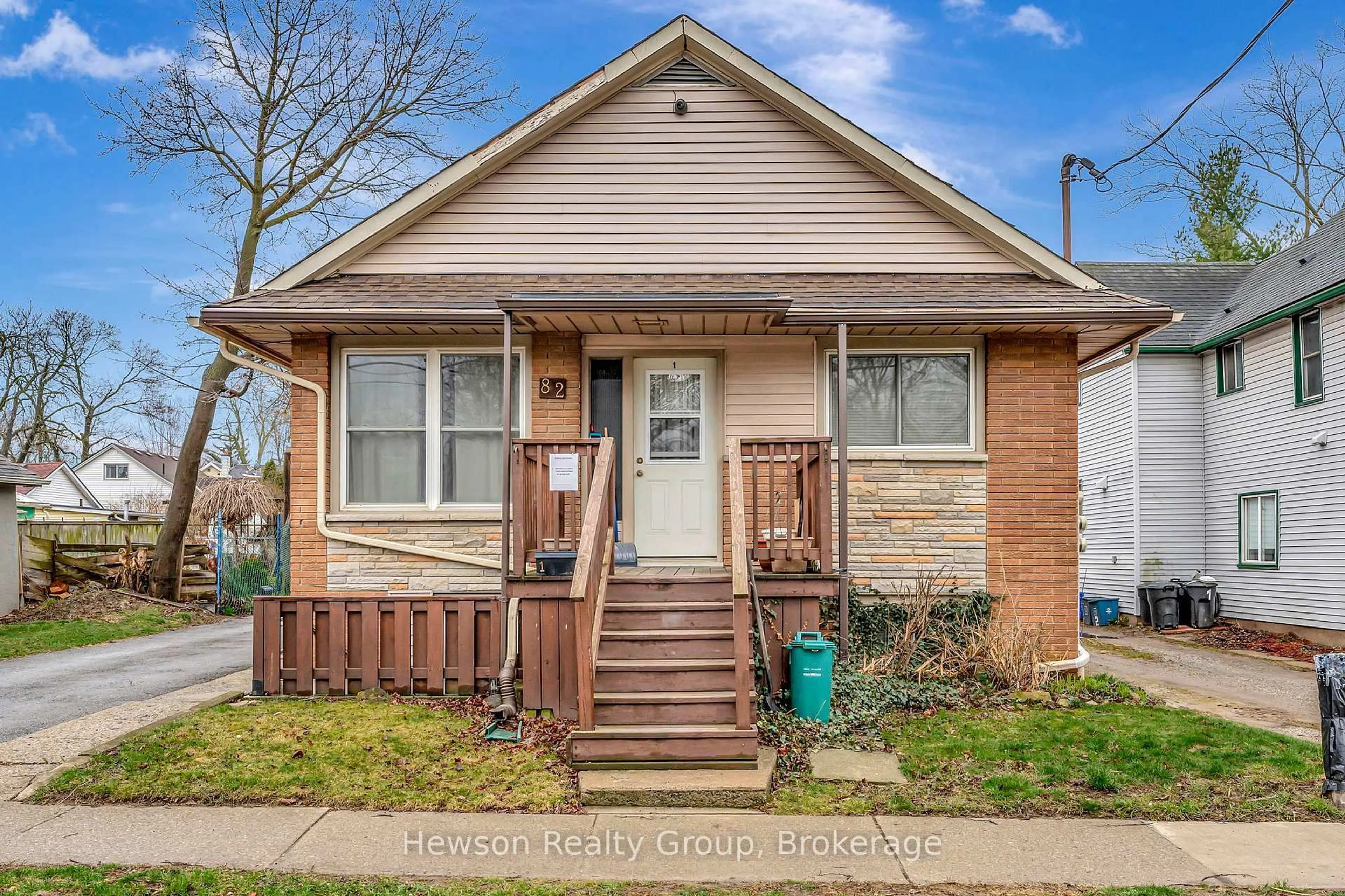 Home with brick exterior material, street for 82 Albert St, St. Catharines Ontario L2R 2H1