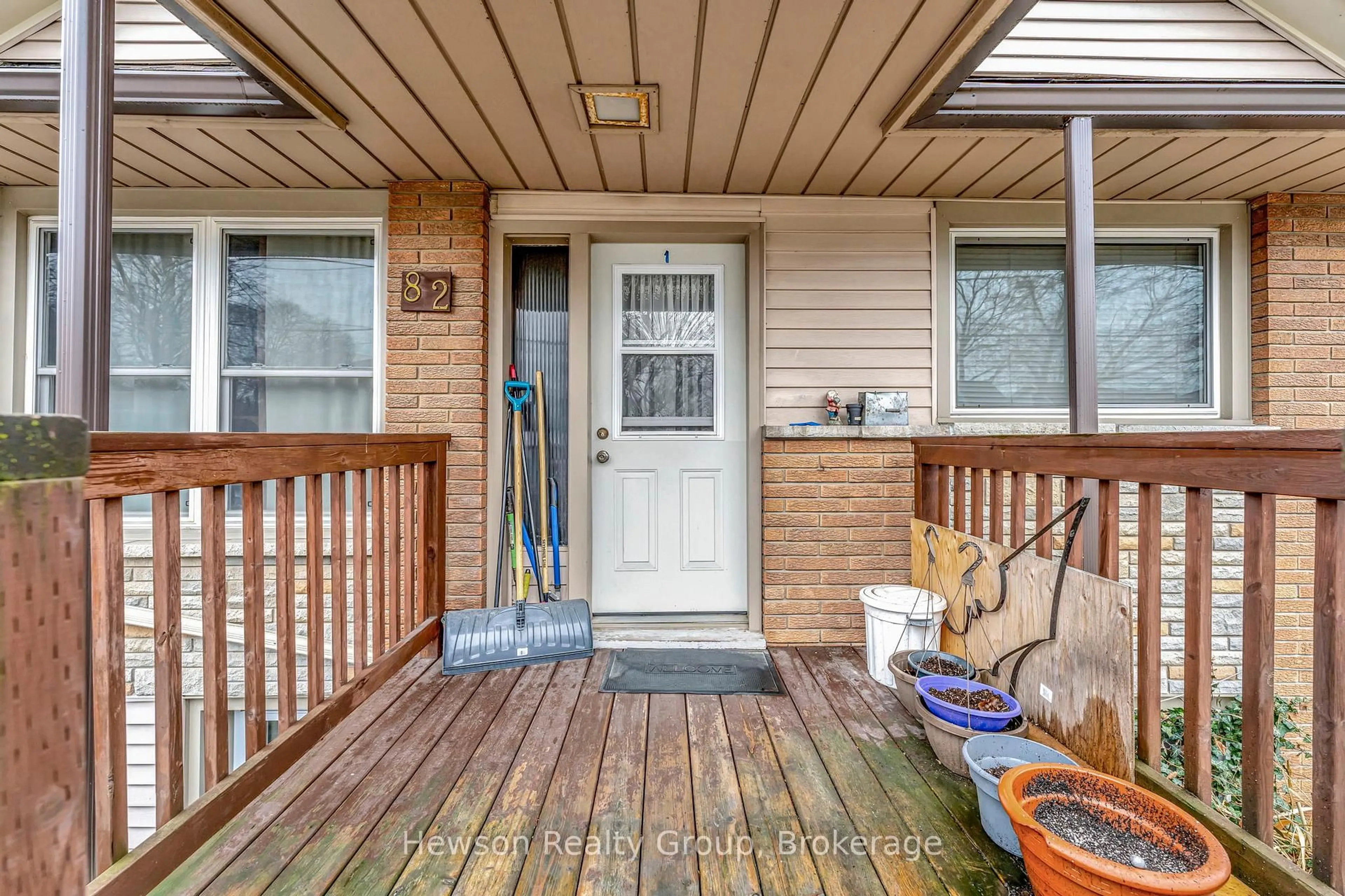 Indoor entryway for 82 Albert St, St. Catharines Ontario L2R 2H1