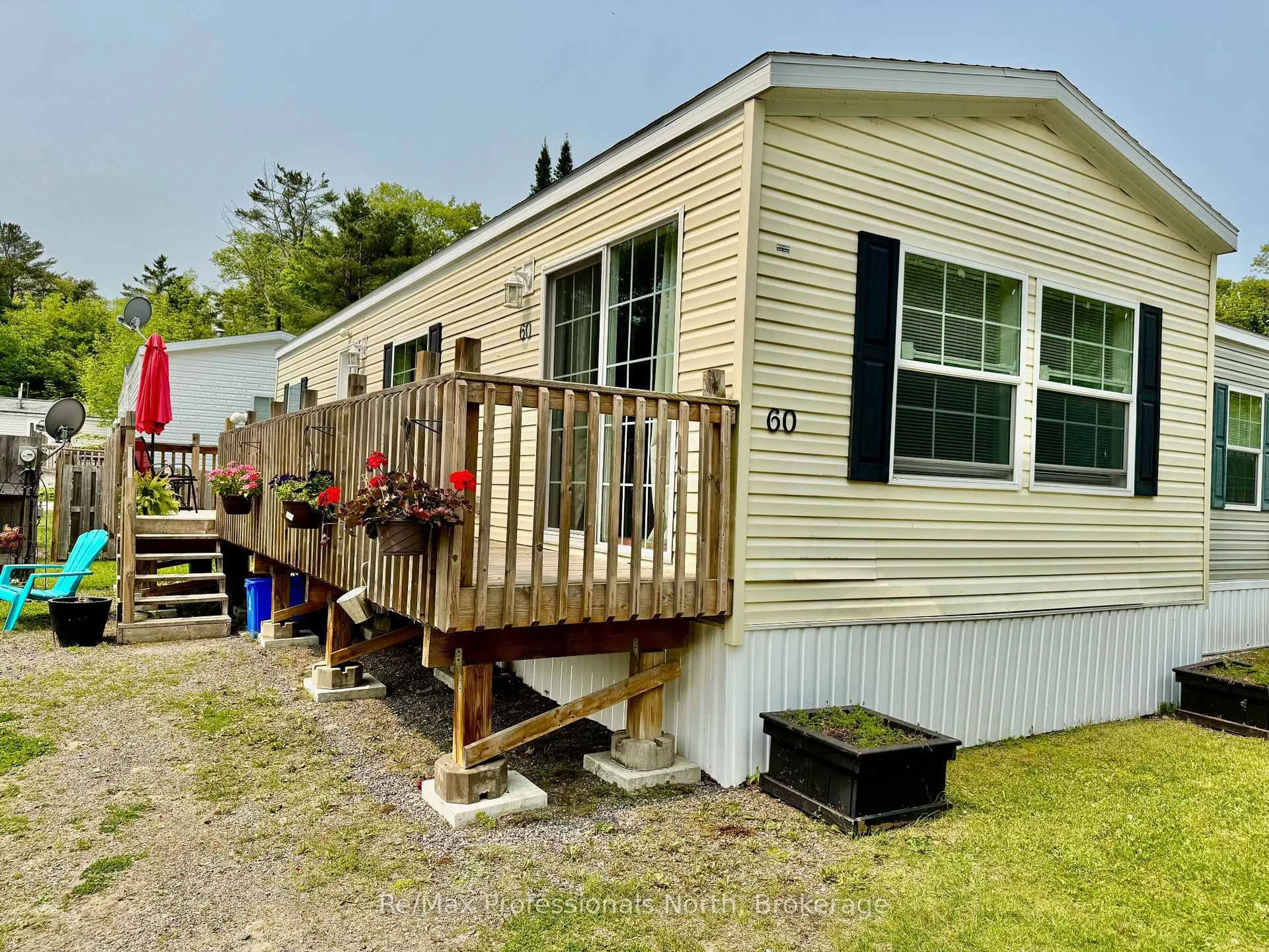 Home with vinyl exterior material, unknown for 1007 Racoon Rd #60, Gravenhurst Ontario P1P 0C3