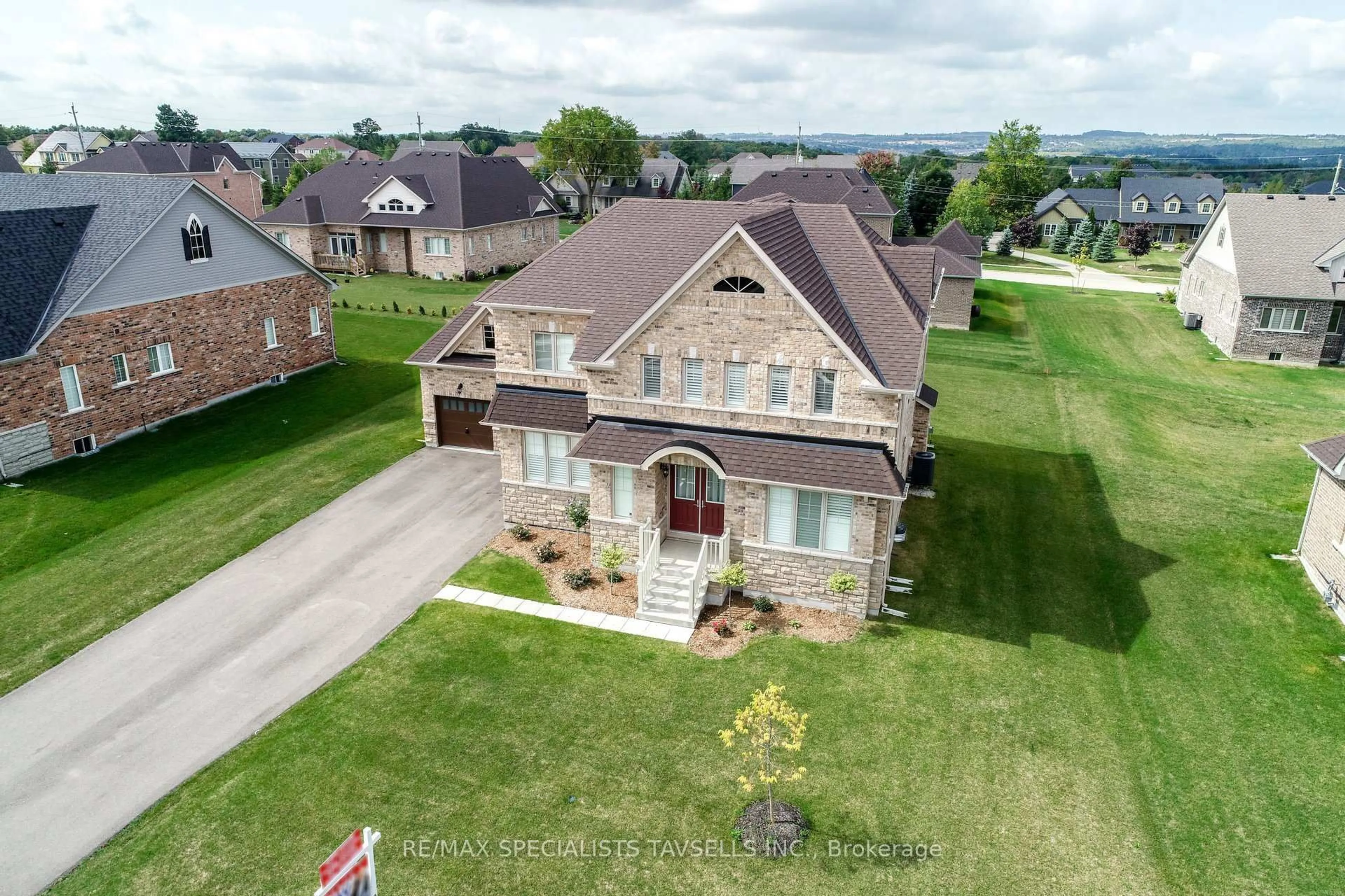 A pic from outside/outdoor area/front of a property/back of a property/a pic from drone, street for 16 Meek Ave, Mono Ontario L9W 6W8