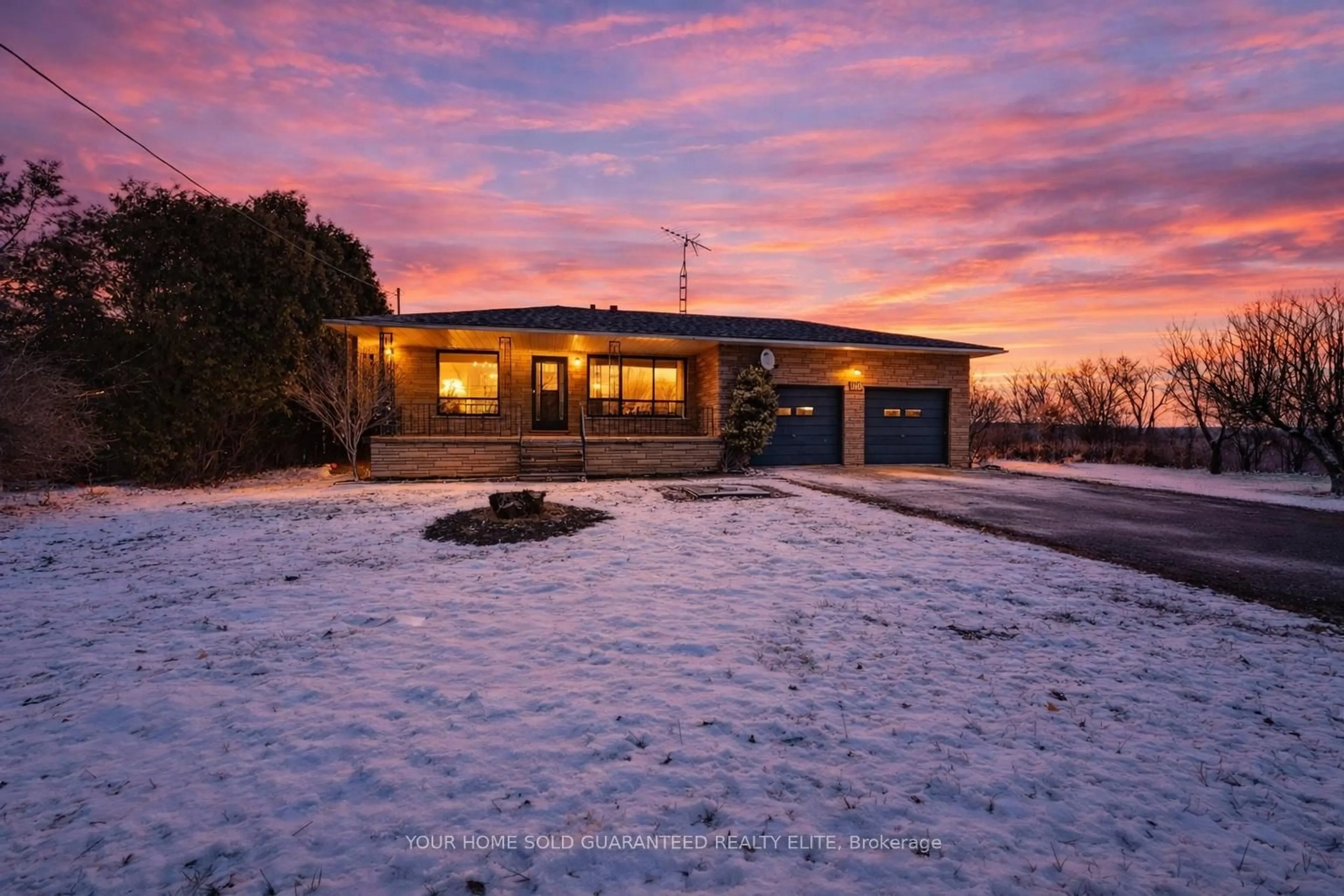 A pic from outside/outdoor area/front of a property/back of a property/a pic from drone, unknown for 240 Mud St, Grimsby Ontario L0R 1M0