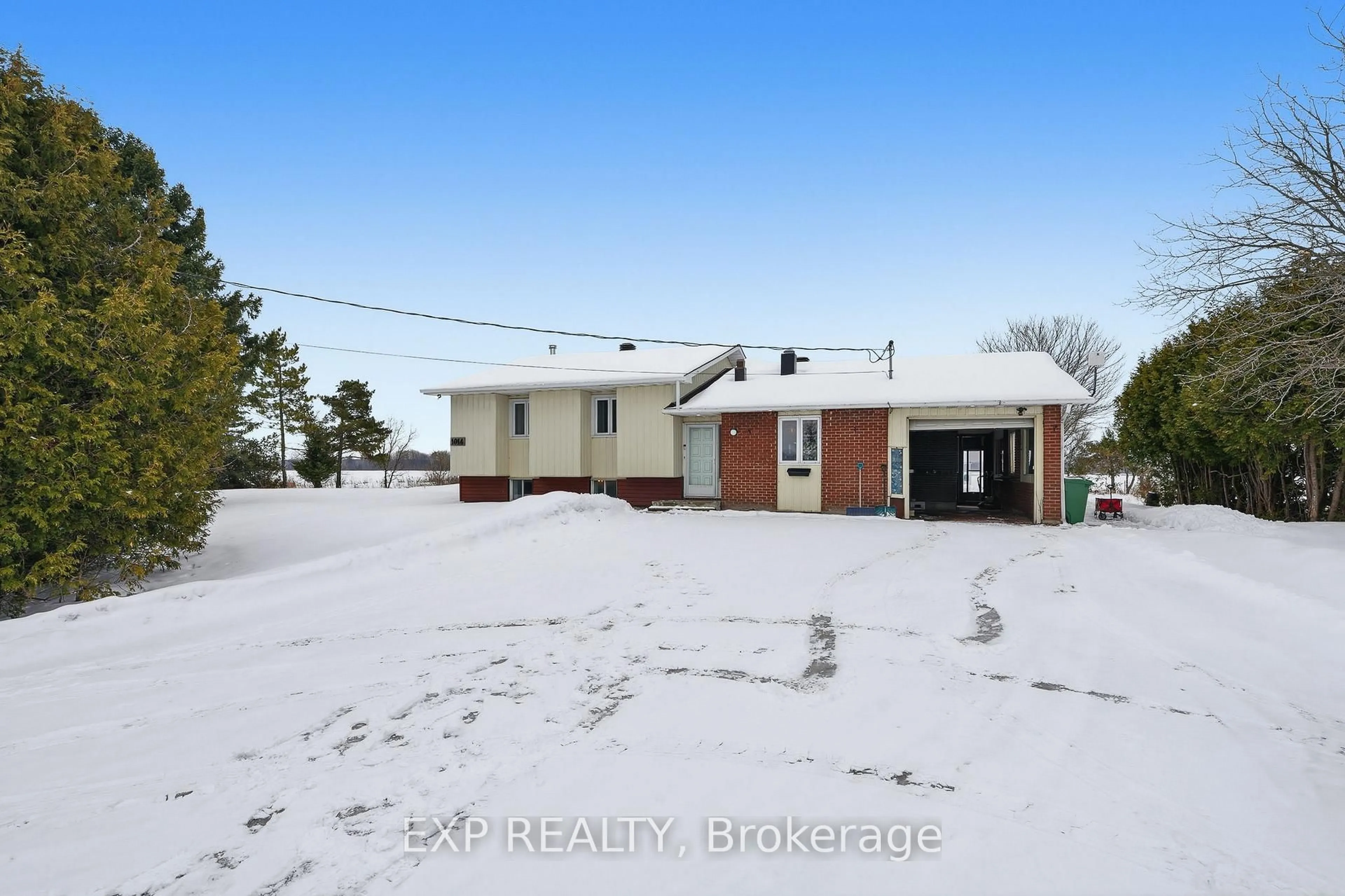 A pic from outside/outdoor area/front of a property/back of a property/a pic from drone, street for 1014 Filion Rd, Clarence-Rockland Ontario K0A 1N0