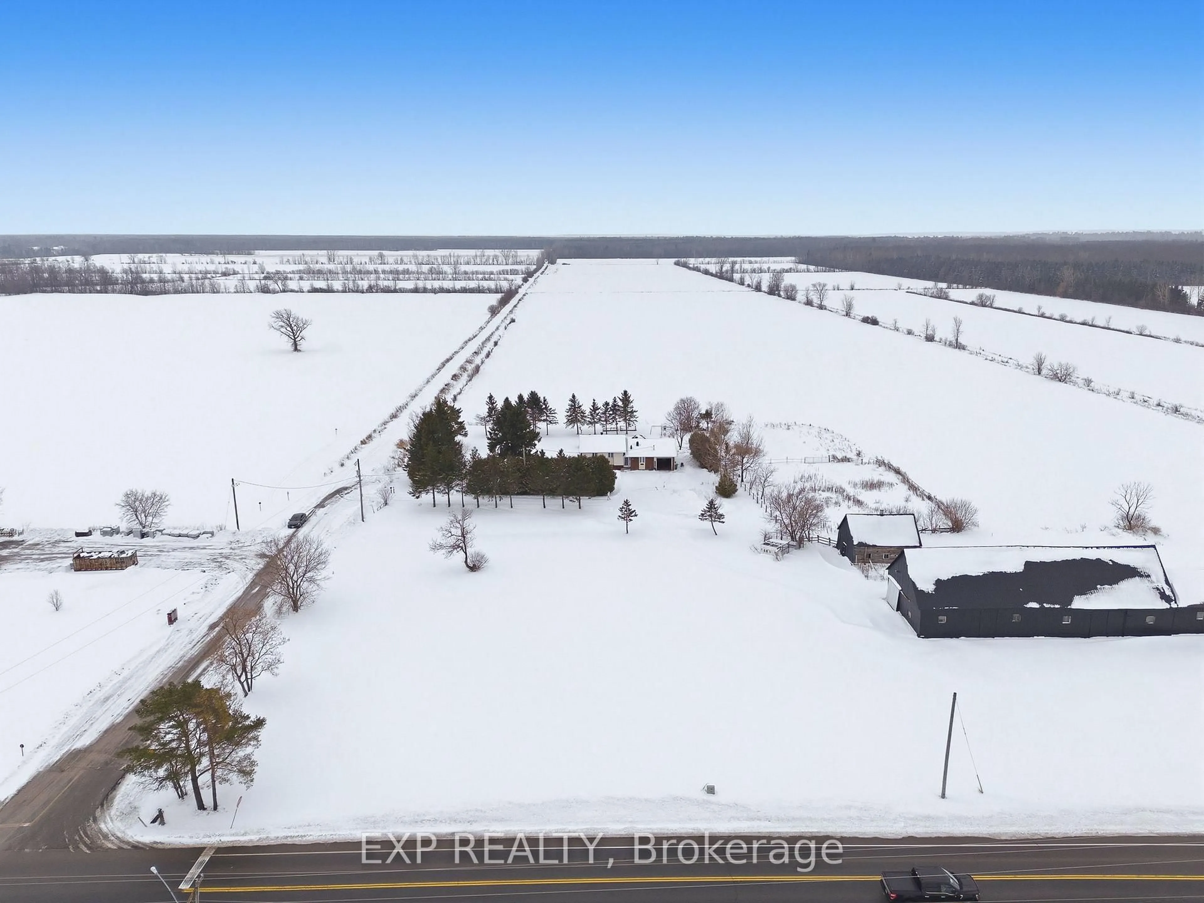 A pic from outside/outdoor area/front of a property/back of a property/a pic from drone, unknown for 1014 Filion Rd, Clarence-Rockland Ontario K0A 1N0