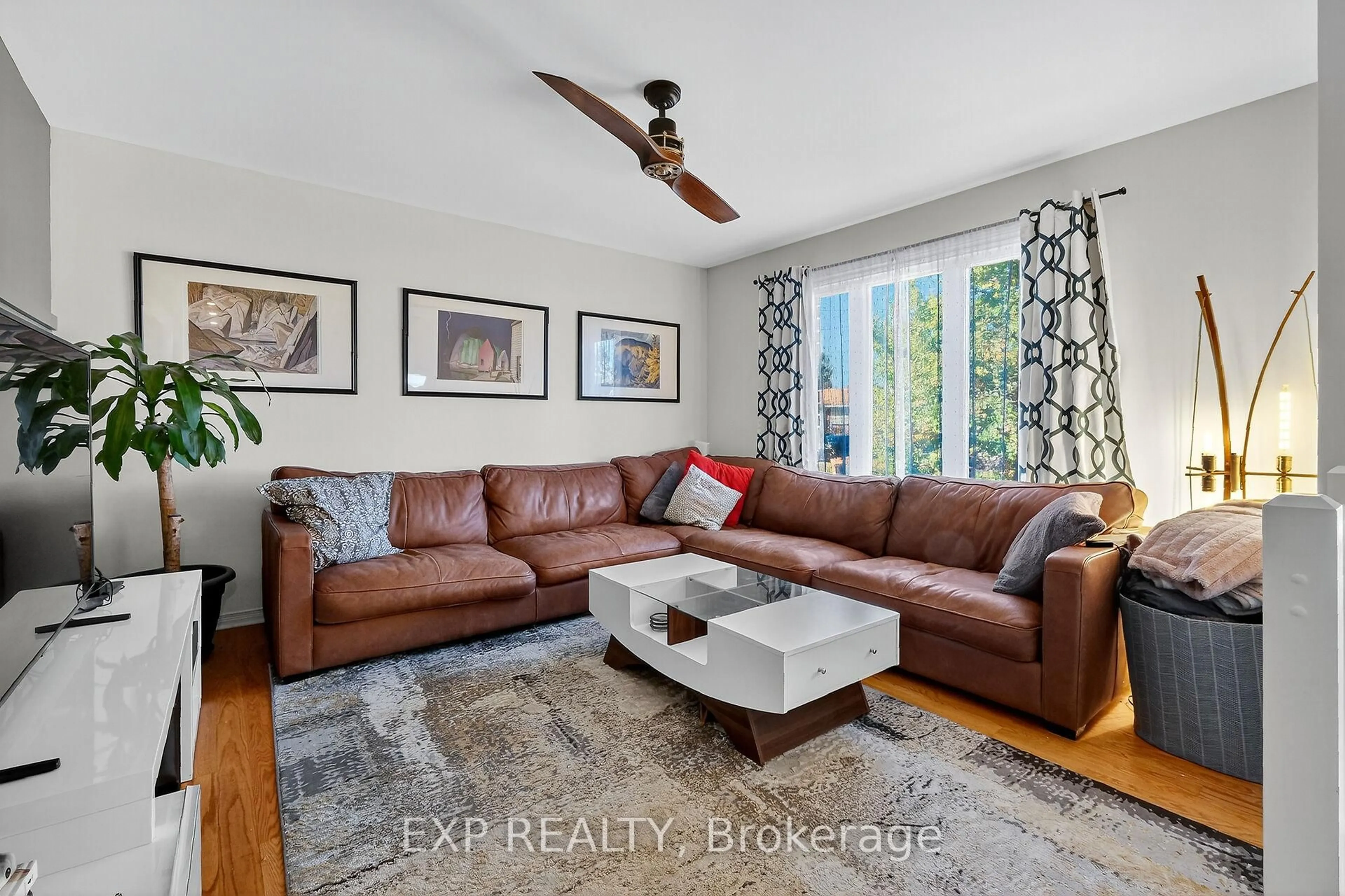 Living room with furniture, unknown for 544 Loucks Dr, Russell Ontario K4R 1B6