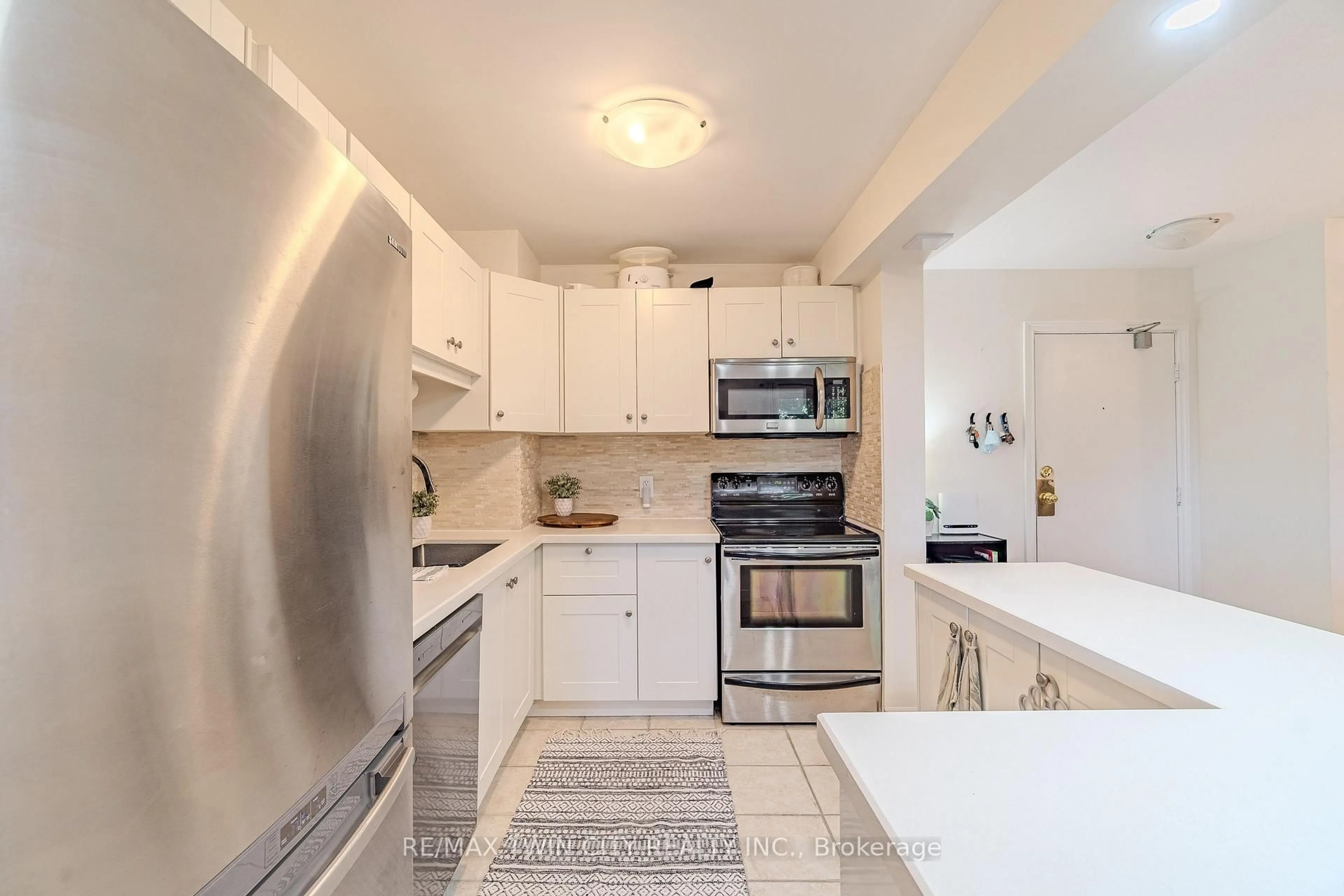 Standard kitchen, ceramic/tile floor for 648 Grey St #305, Brantford Ontario N3S 4Y3