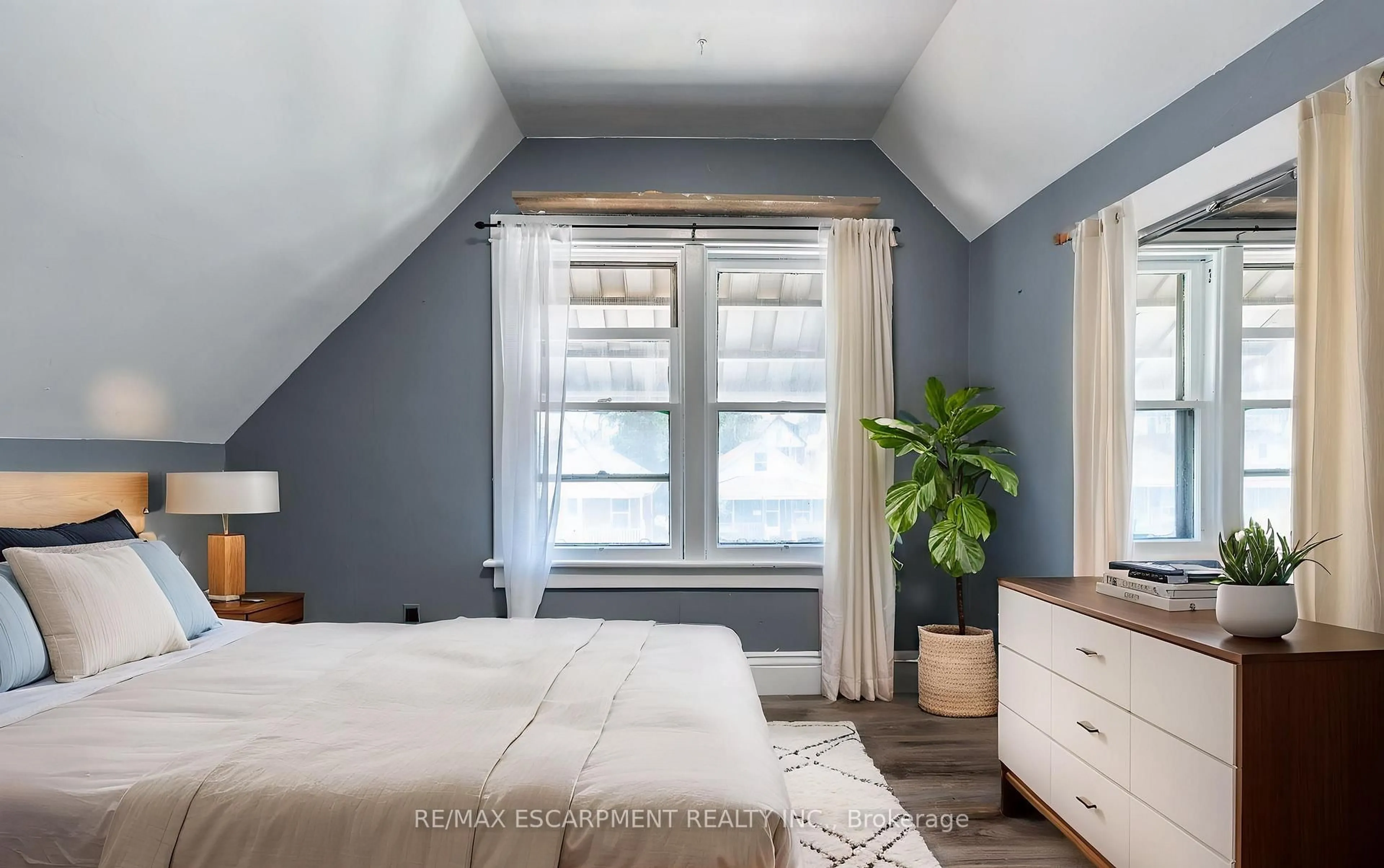 Bedroom with bed, unknown for 52 Connaught Ave, Hamilton Ontario L8L 6Y8