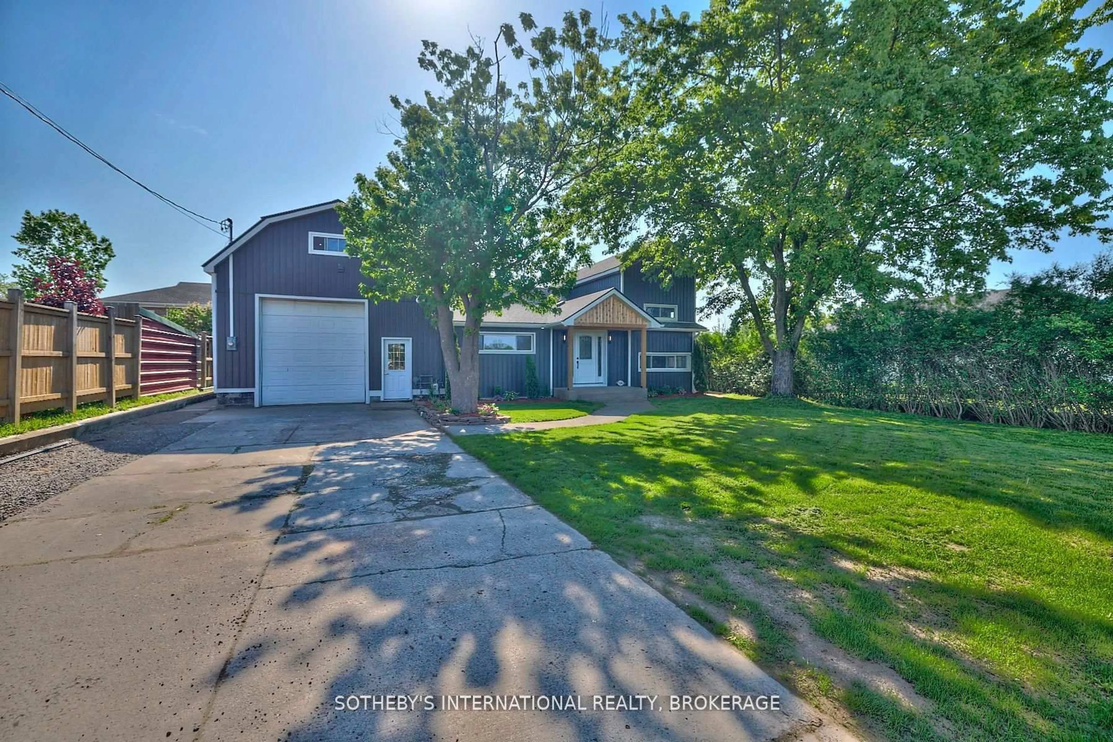 A pic from outside/outdoor area/front of a property/back of a property/a pic from drone, street for 7186 Garner Rd, Niagara Falls Ontario L2H 0X7