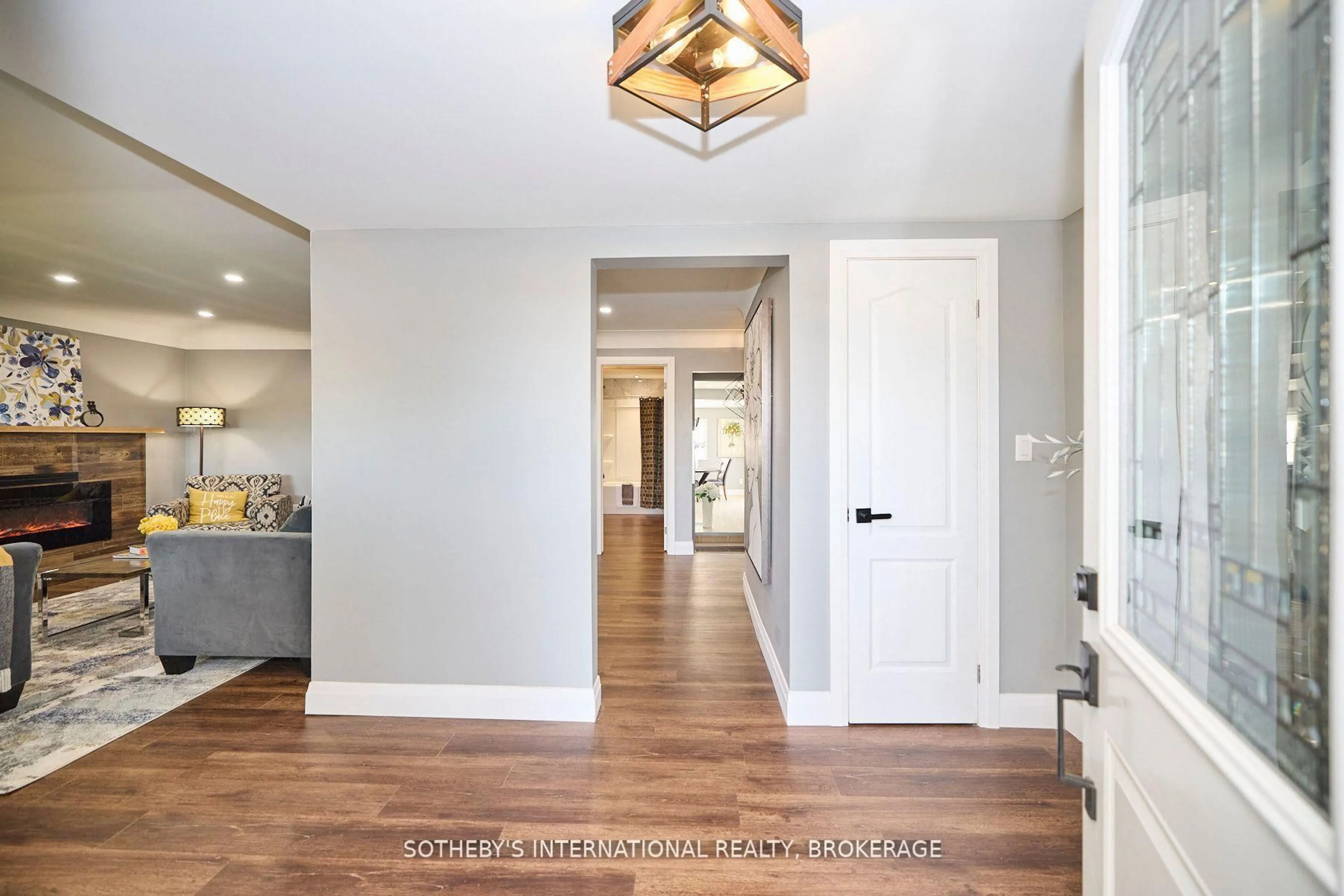 Indoor entryway for 7186 Garner Rd, Niagara Falls Ontario L2H 0X7