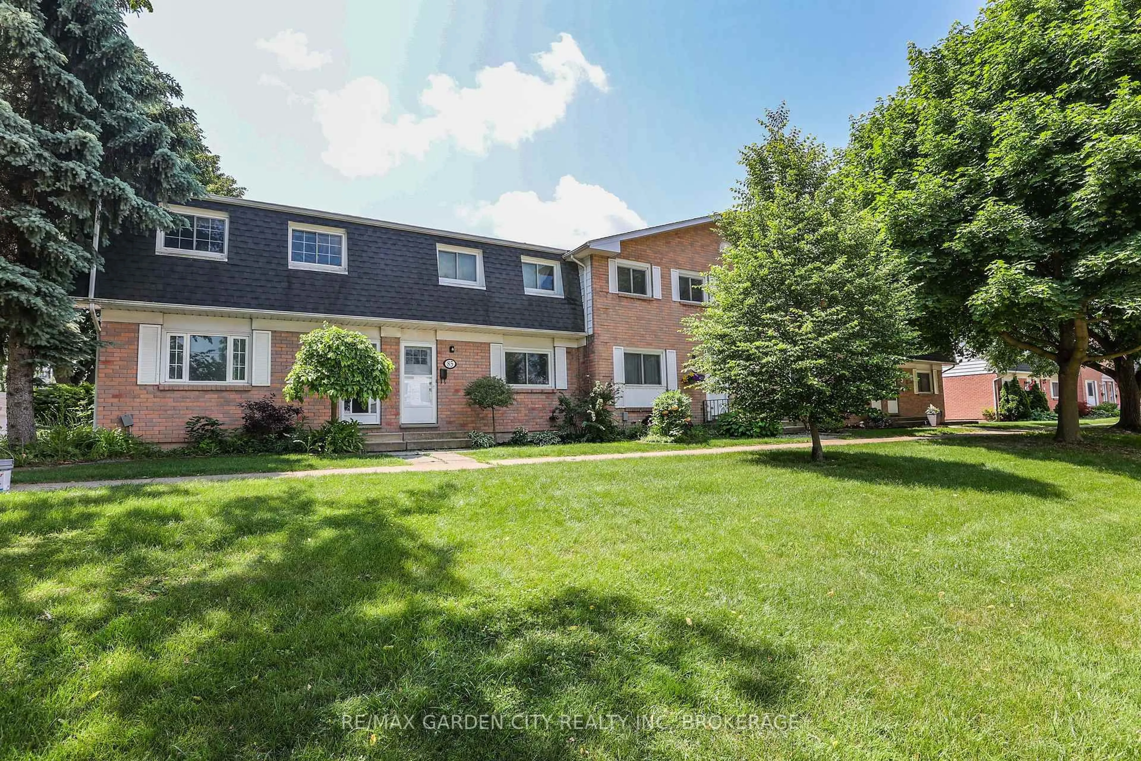 A pic from outside/outdoor area/front of a property/back of a property/a pic from drone, street for 185 Denistoun St #85, Welland Ontario L3C 6J6