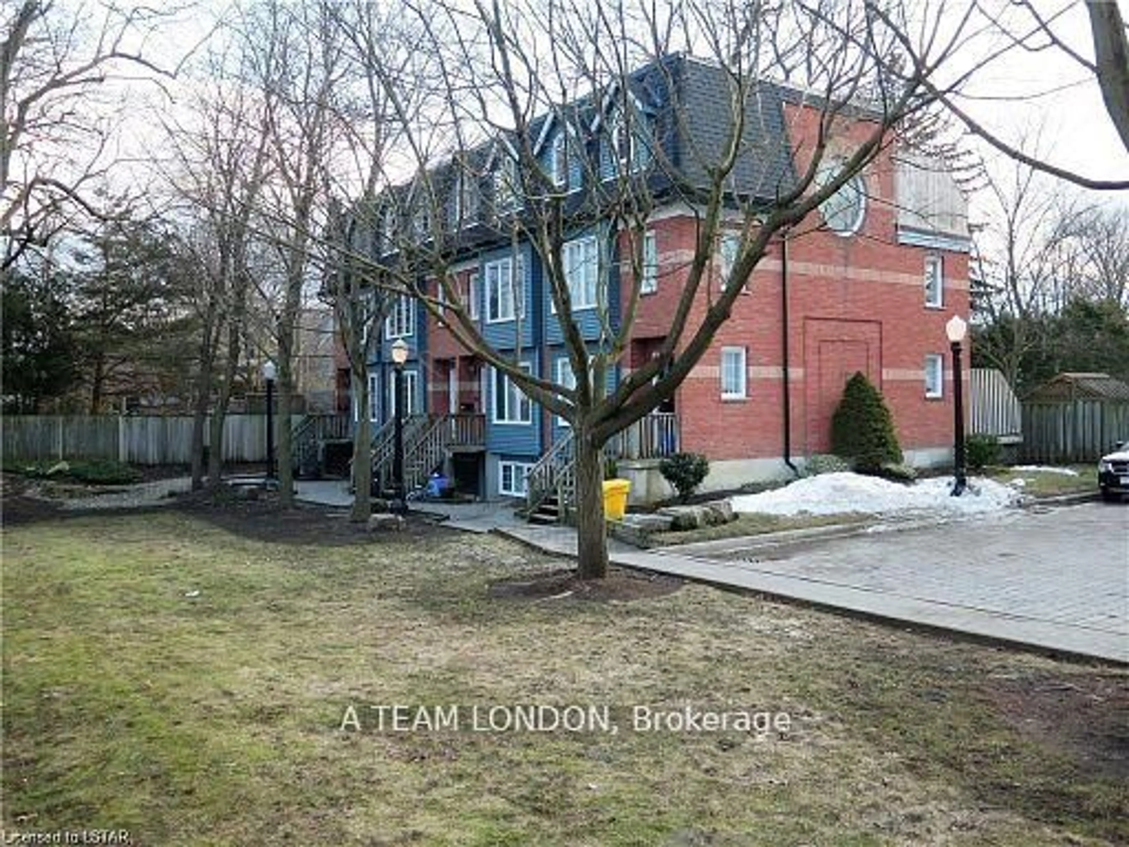 A pic from outside/outdoor area/front of a property/back of a property/a pic from drone, street for 39 Regina St #3, London East Ontario N5Y 3B6