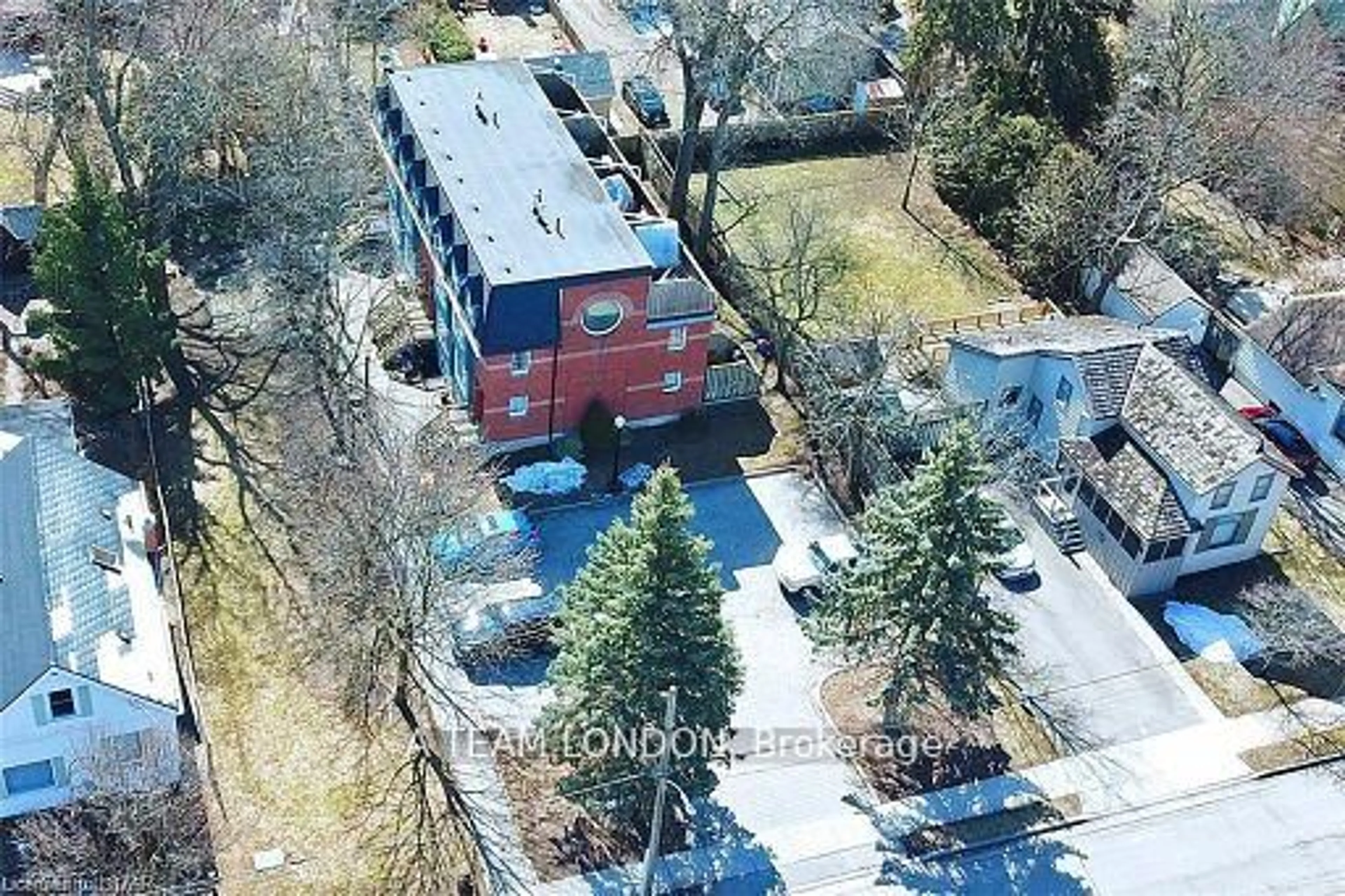 A pic from outside/outdoor area/front of a property/back of a property/a pic from drone, building for 39 Regina St #3, London East Ontario N5Y 3B6