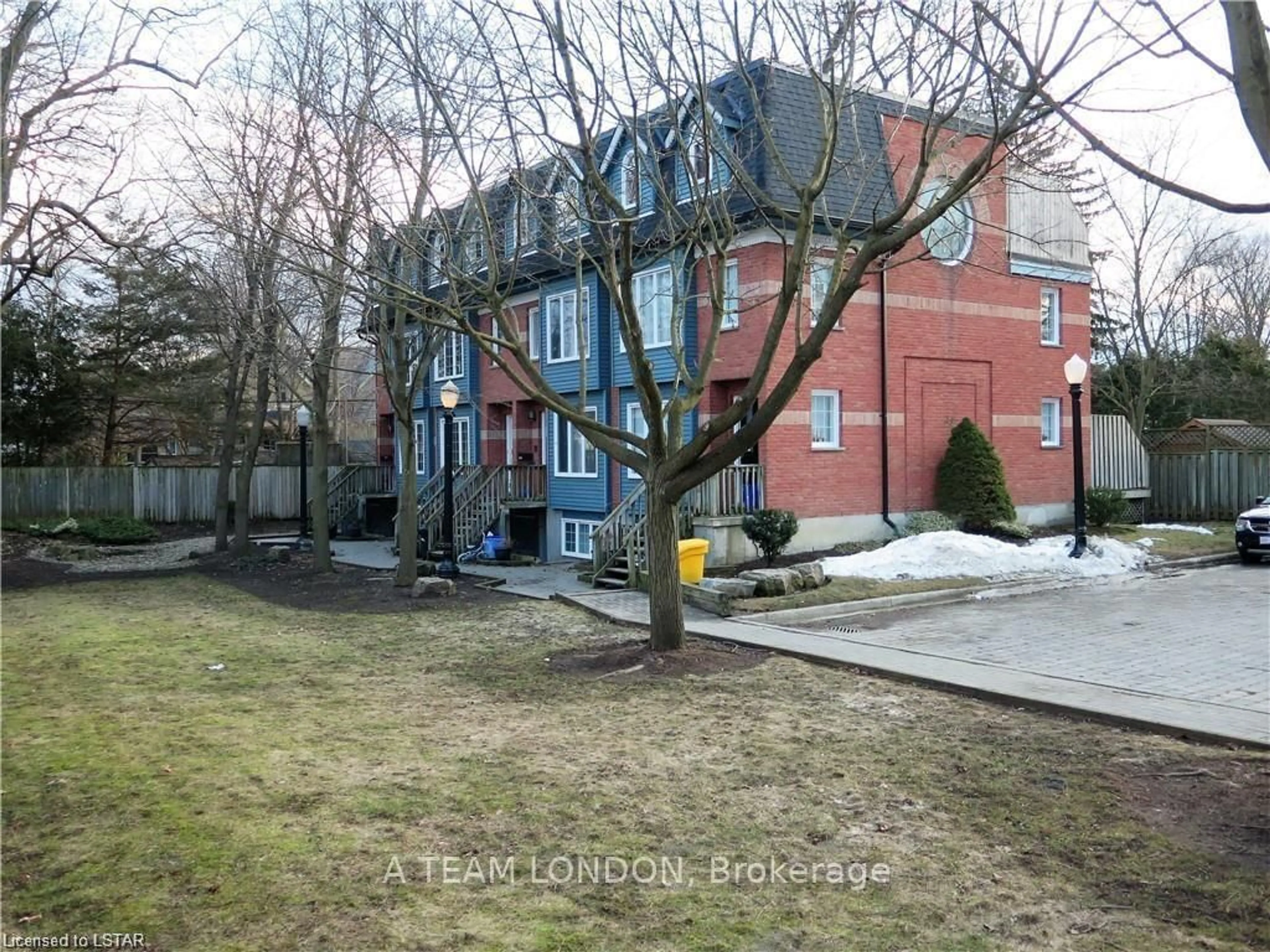 A pic from outside/outdoor area/front of a property/back of a property/a pic from drone, street for 39 Regina St #4, London East Ontario N5Y 3B6