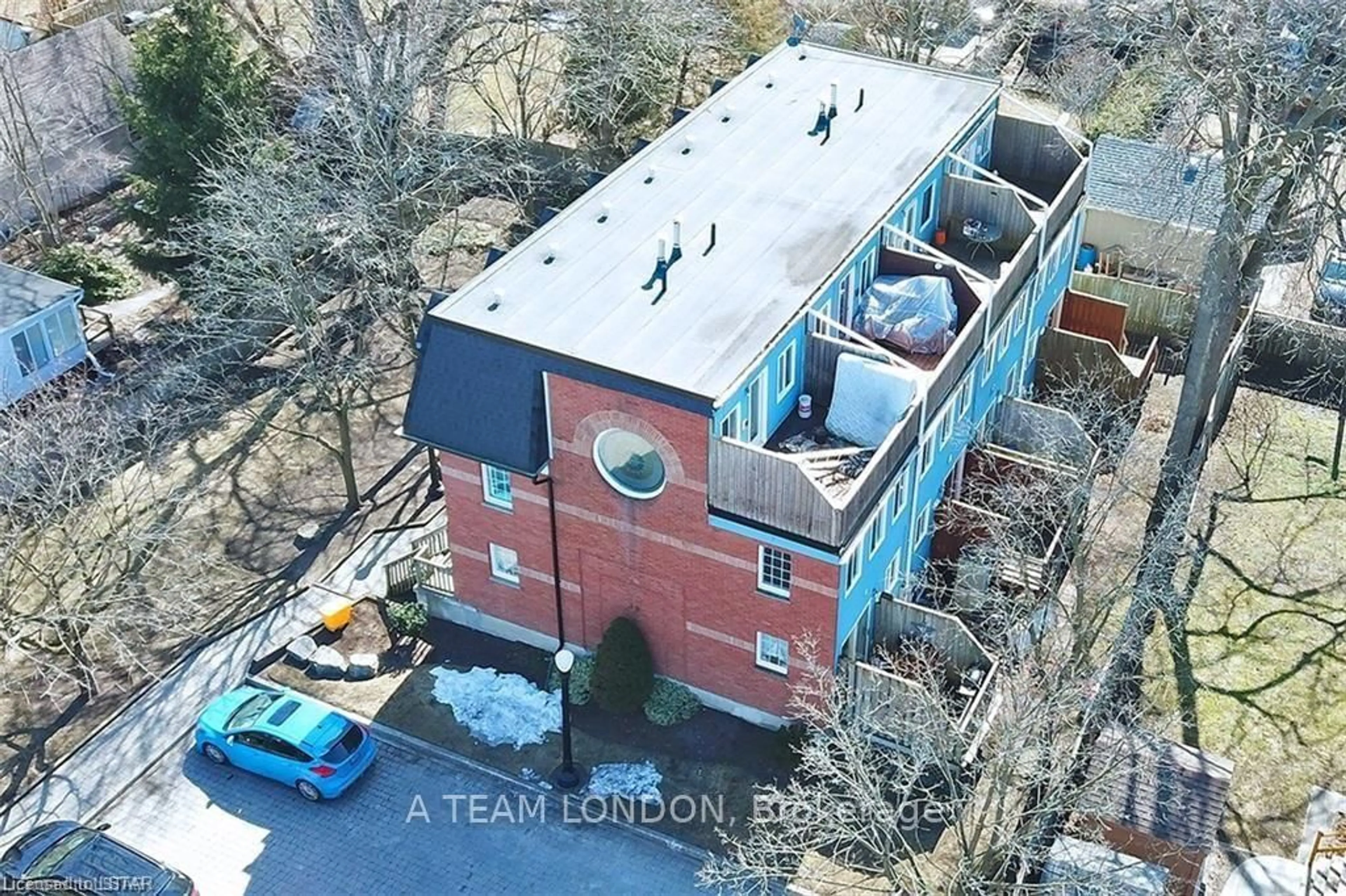 A pic from outside/outdoor area/front of a property/back of a property/a pic from drone, building for 39 Regina St #4, London East Ontario N5Y 3B6