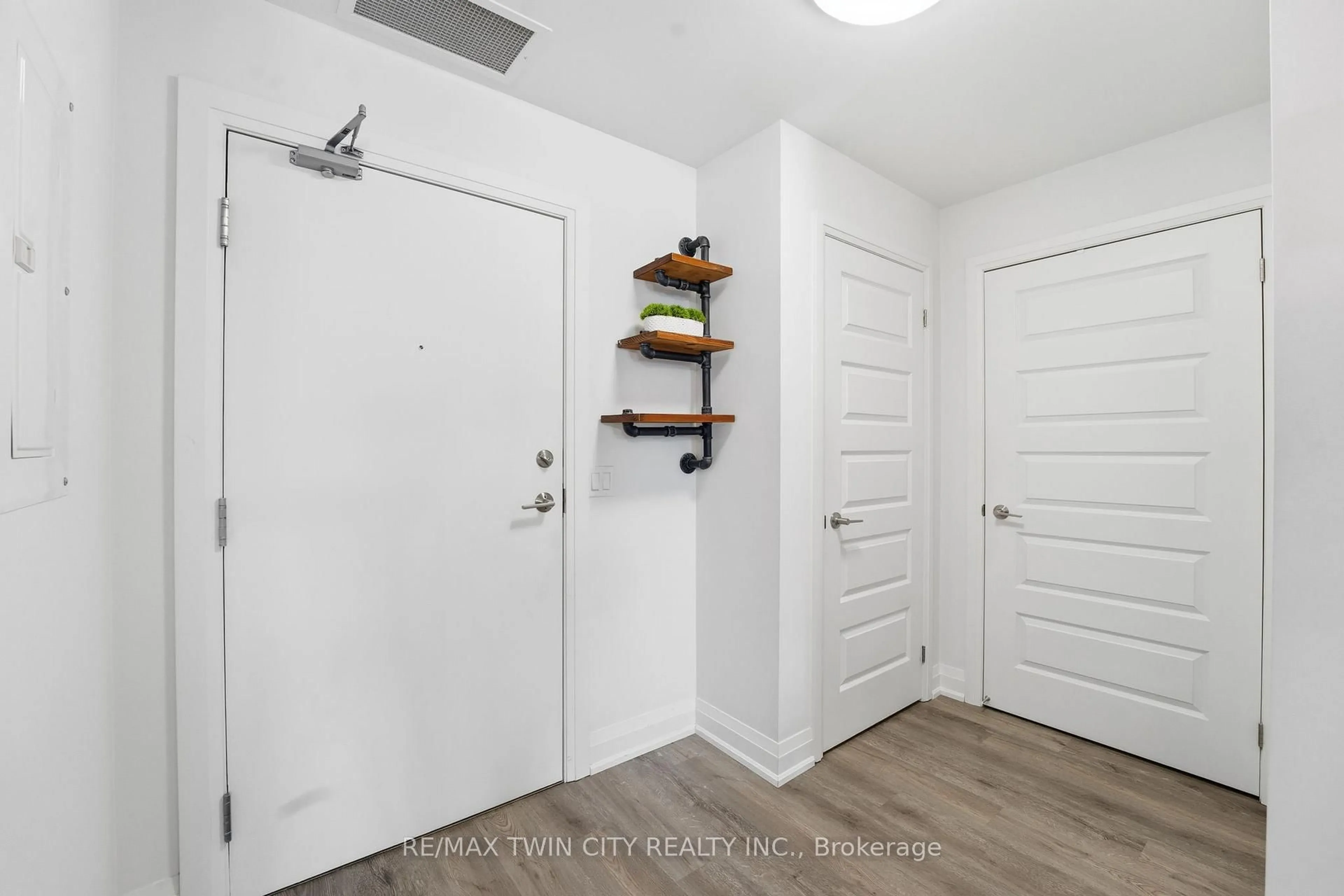 Indoor entryway for 88 Gibson St #307, North Dumfries Ontario N0B 1E0