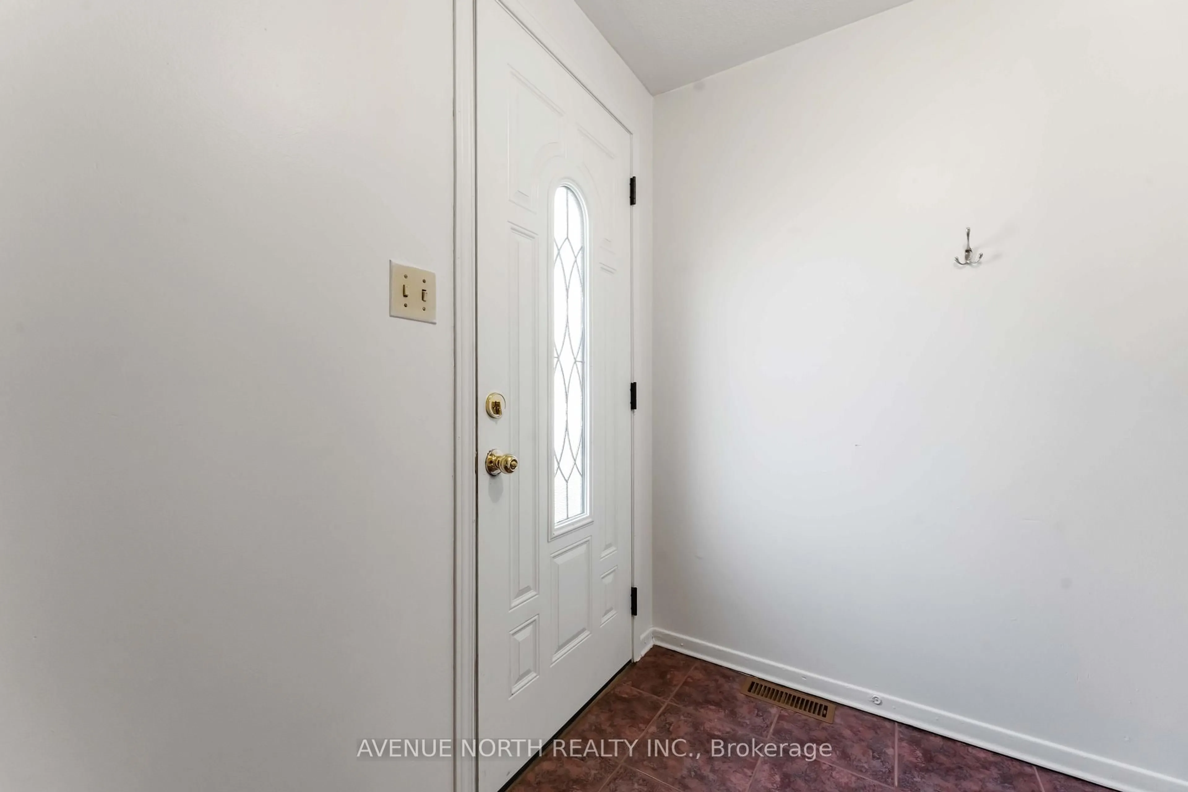Indoor entryway for 2178 Erinbrook Cres, Ottawa Ontario K1B 4J4