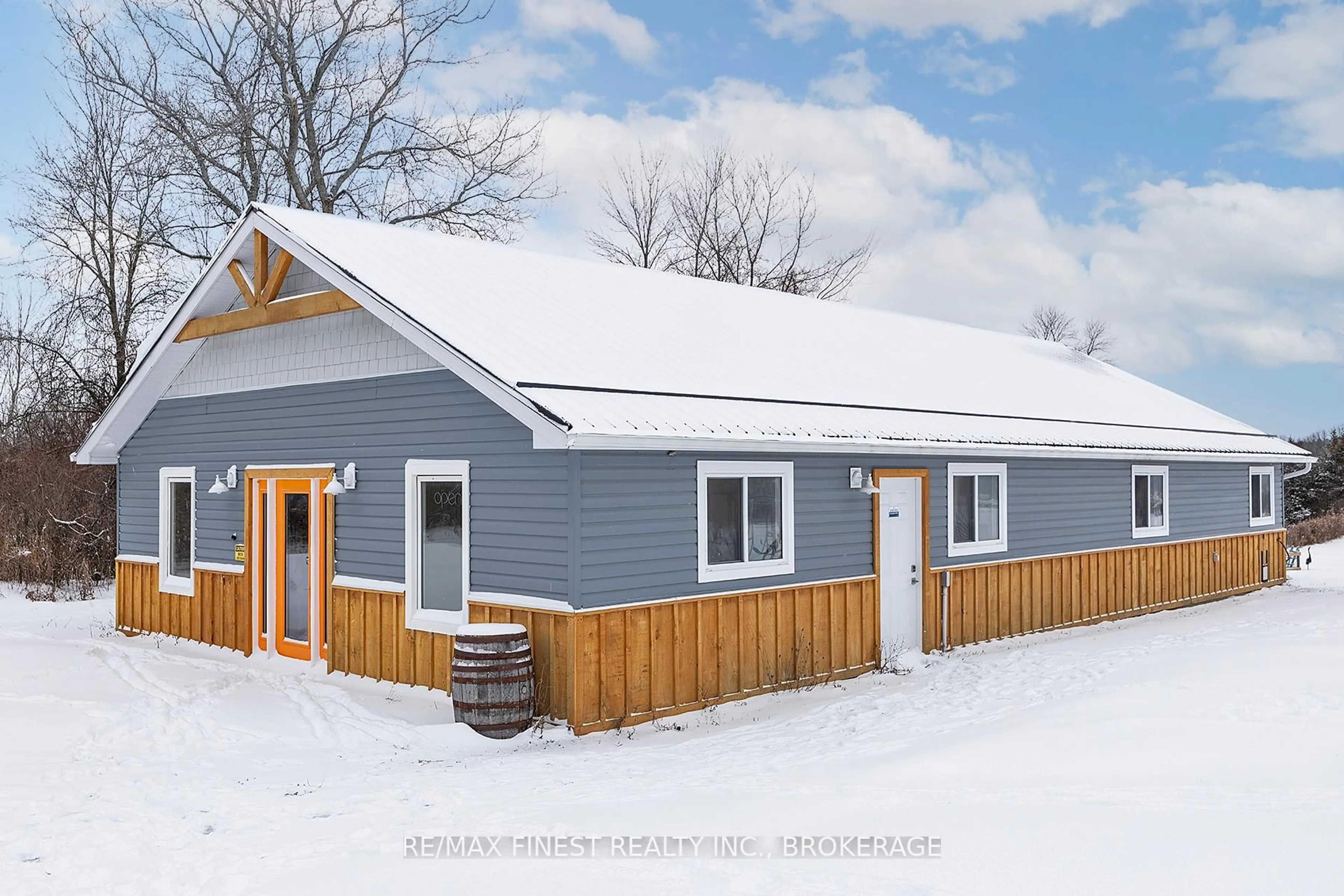 Home with vinyl exterior material, unknown for 923 Maple Rd, Bissett Creek Ontario K0H 2H0