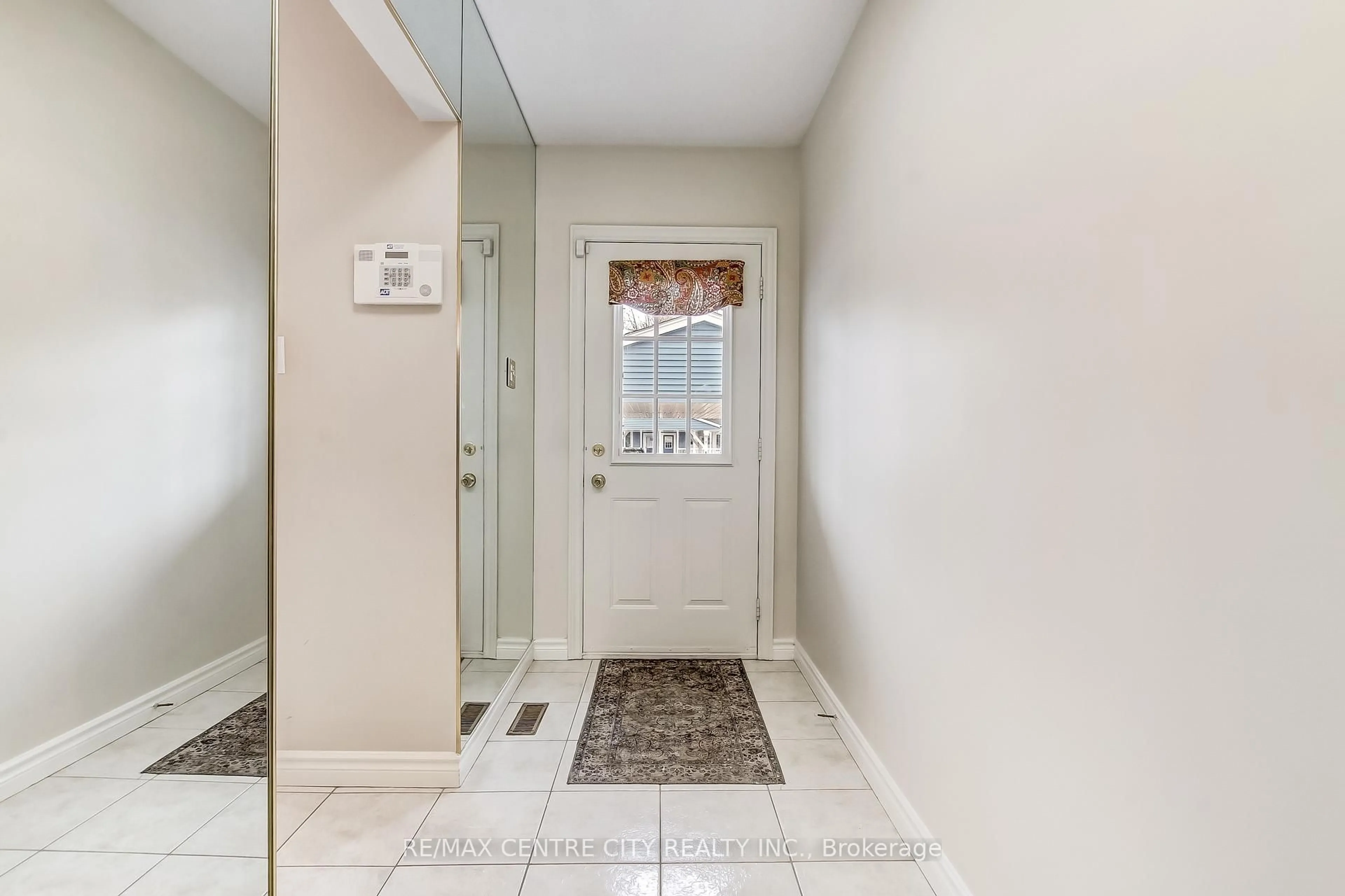 Indoor entryway for 374 Front St #47, Central Elgin Ontario N5L 1G1