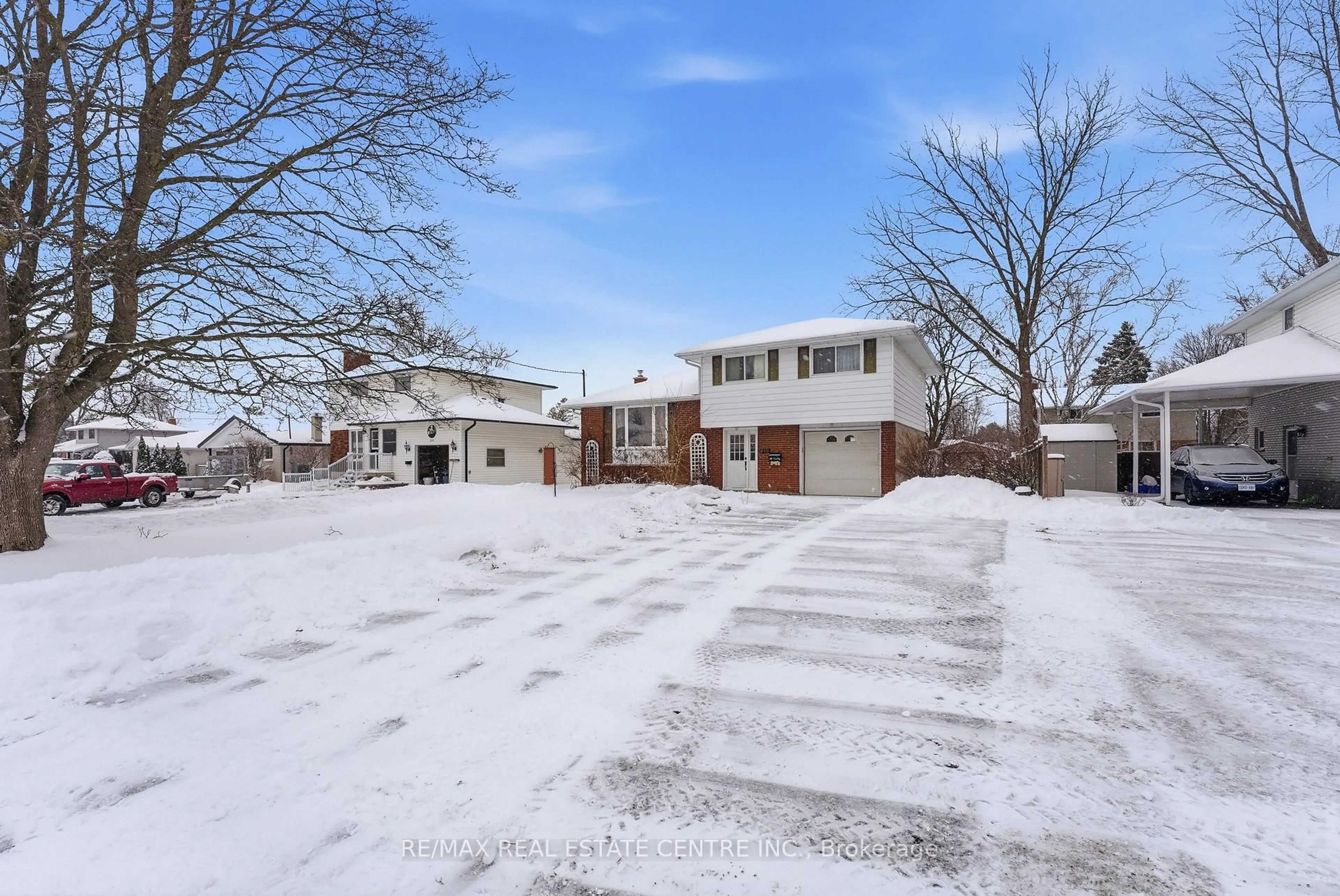 A pic from outside/outdoor area/front of a property/back of a property/a pic from drone, street for 640 Bridge St, Belleville Ontario K8N 1S5