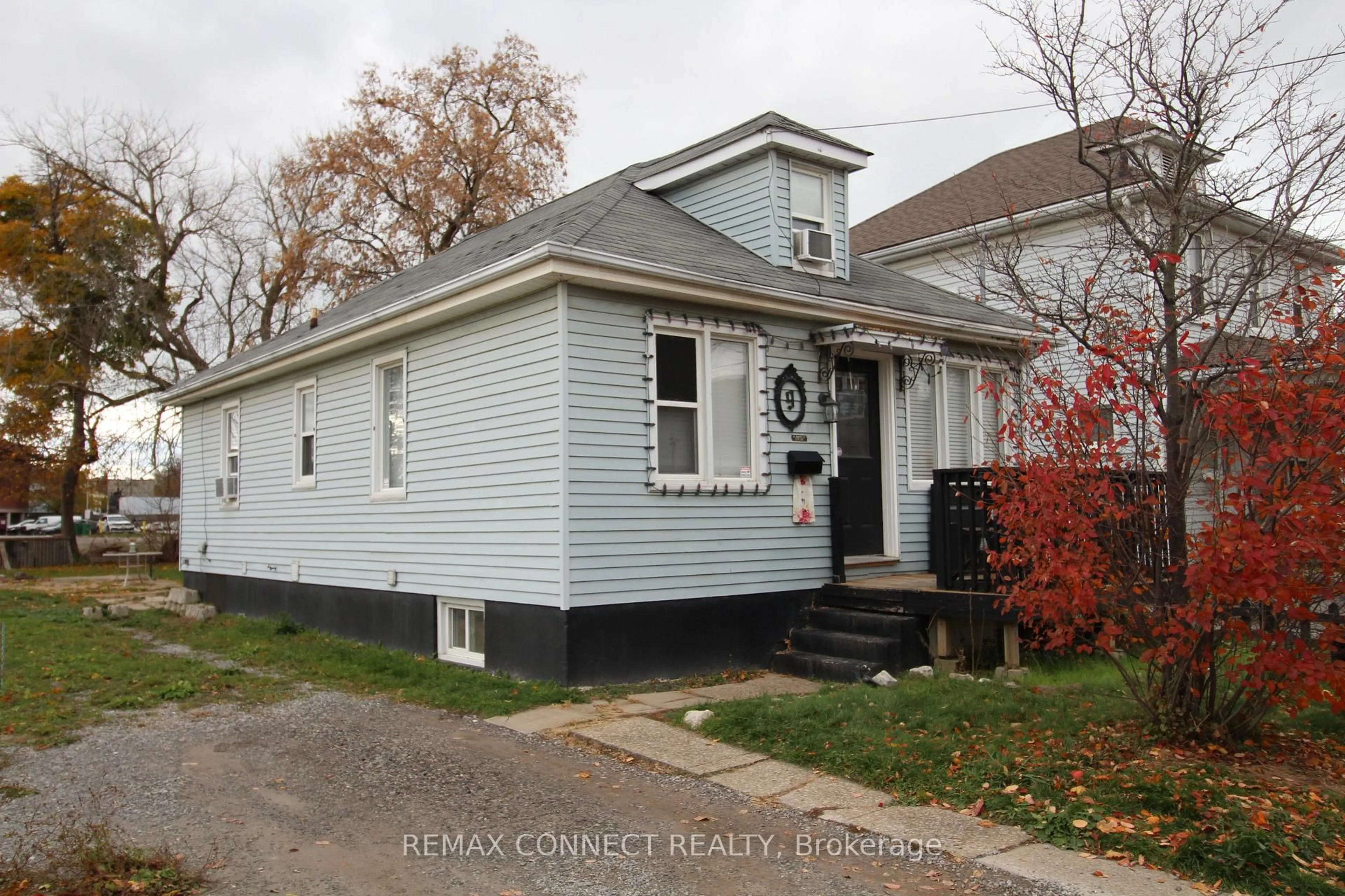 Home with vinyl exterior material, street for 9 Prince St, St. Catharines Ontario L2R 3X6