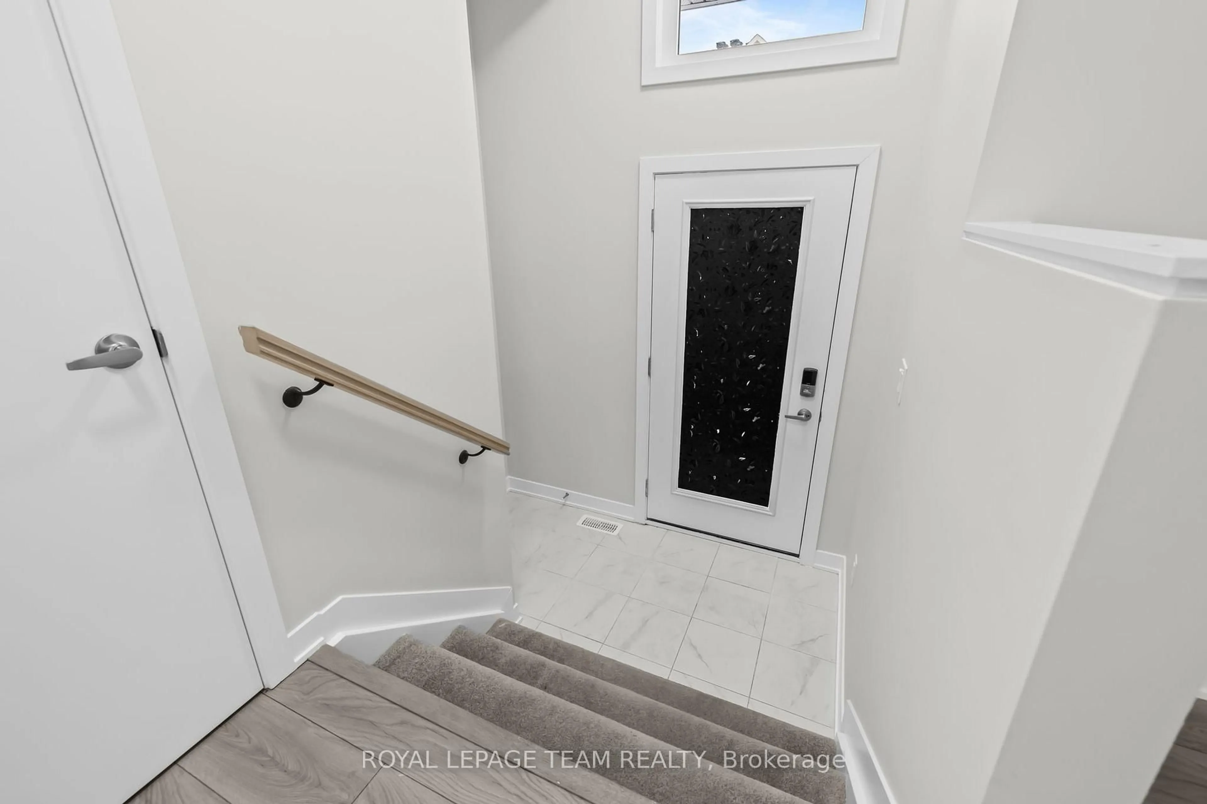 Indoor entryway for 335 Catsfoot Walk, Ottawa Ontario K2J 7G9
