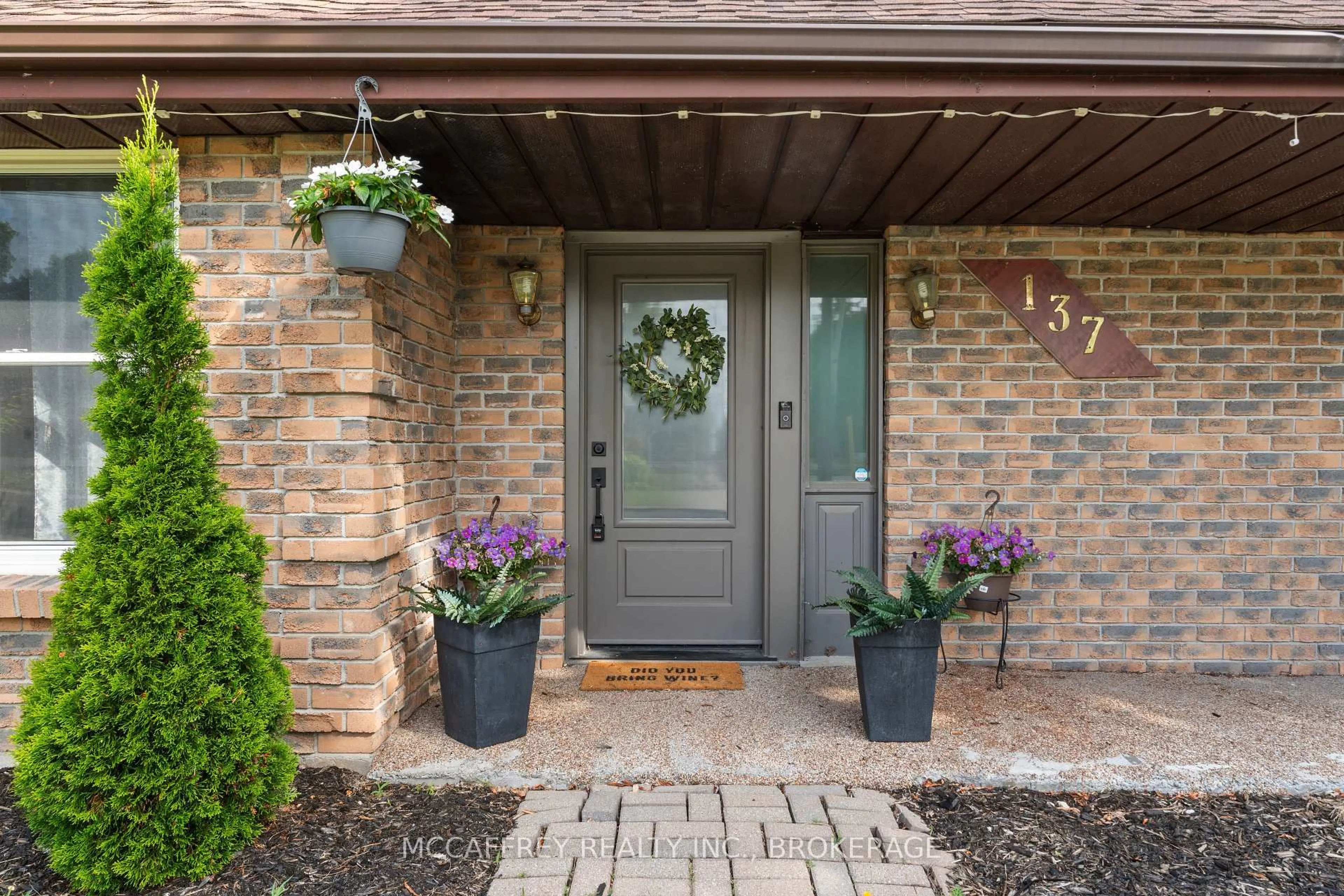 Indoor entryway for 137 Thomas St, Greater Napanee Ontario K7R 2H4