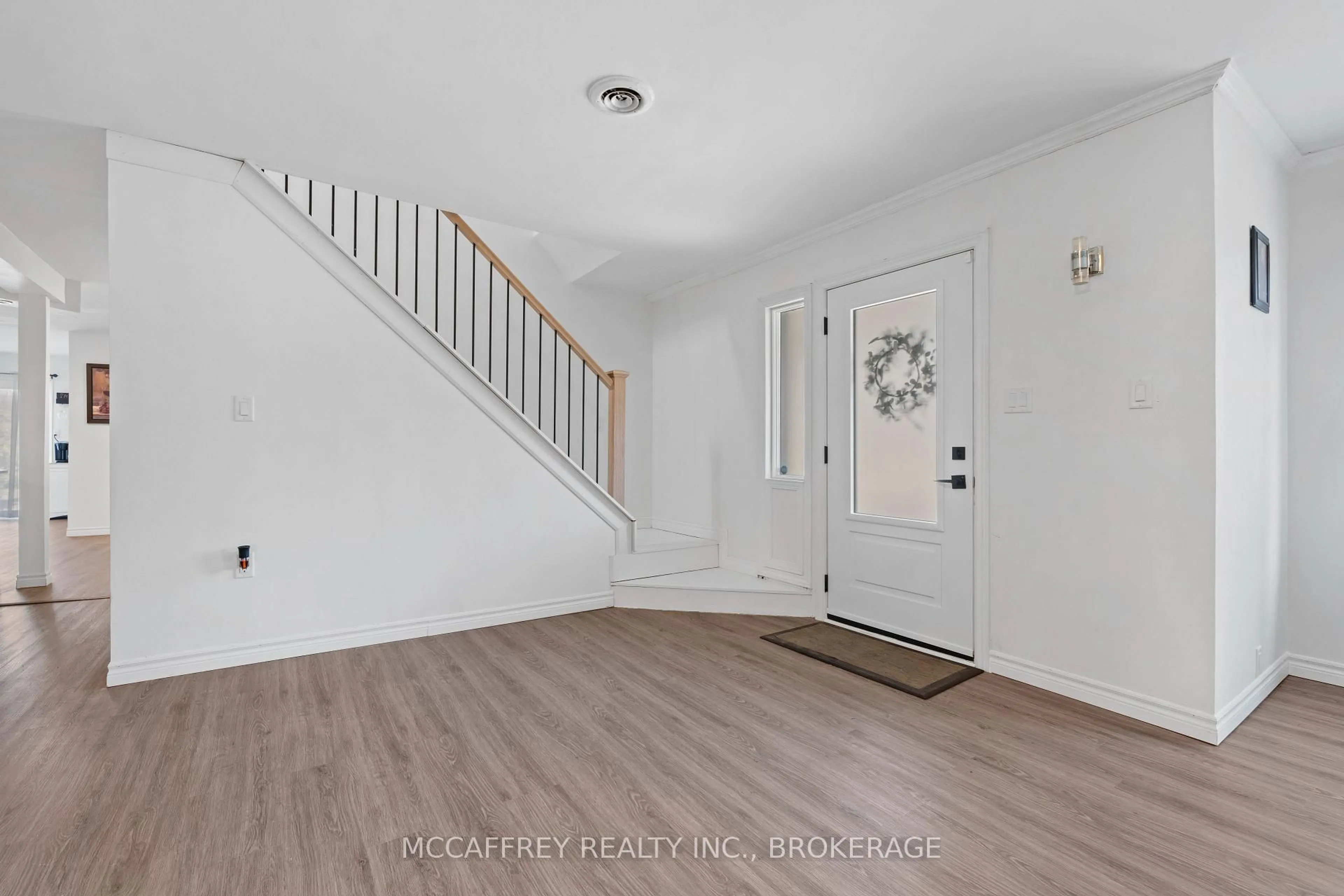 Indoor entryway for 137 Thomas St, Greater Napanee Ontario K7R 2H4
