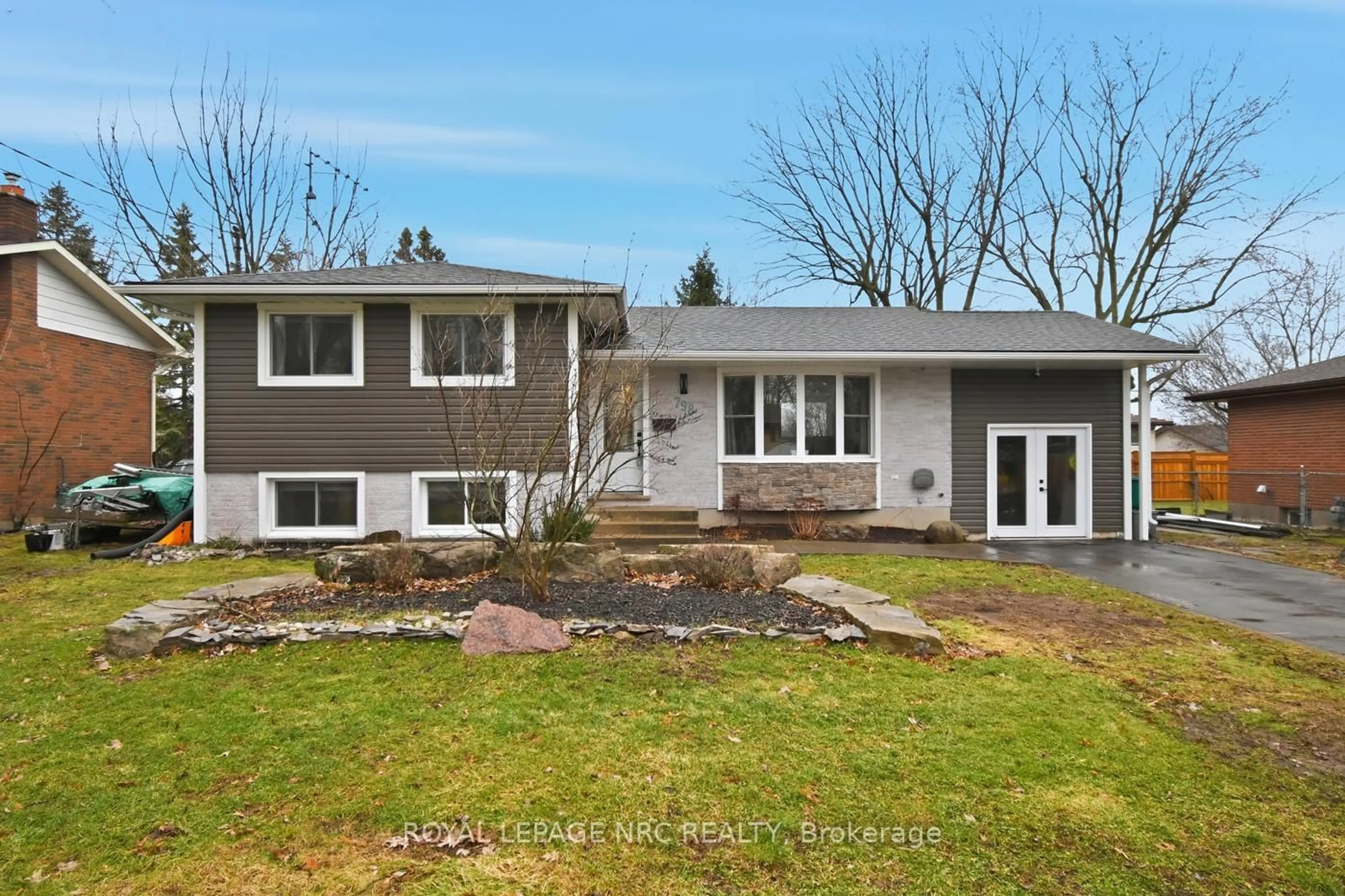 Home with vinyl exterior material, street for 798 Parkdale Ave, Fort Erie Ontario L2A 5B6