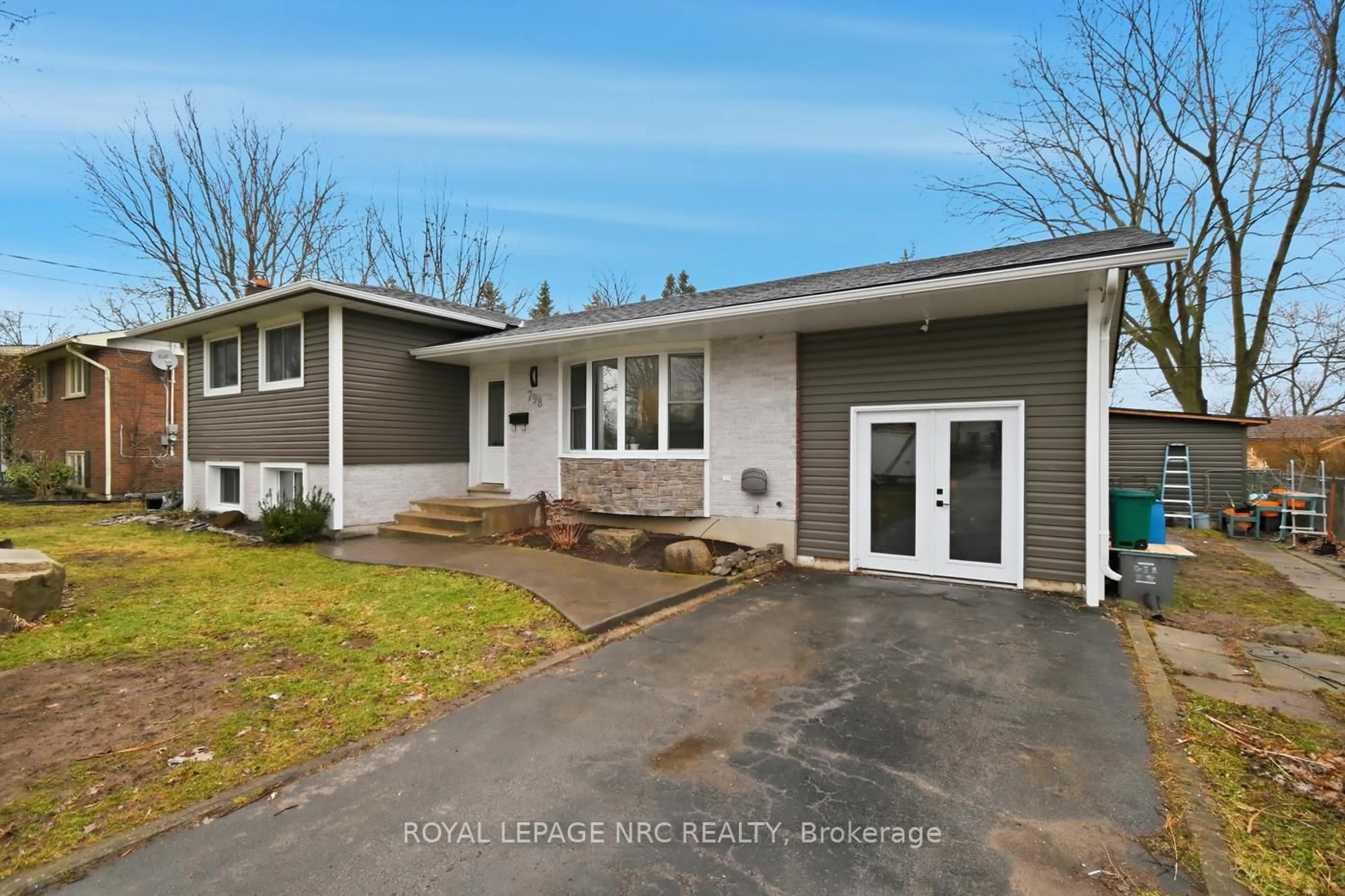 Home with vinyl exterior material, street for 798 Parkdale Ave, Fort Erie Ontario L2A 5B6