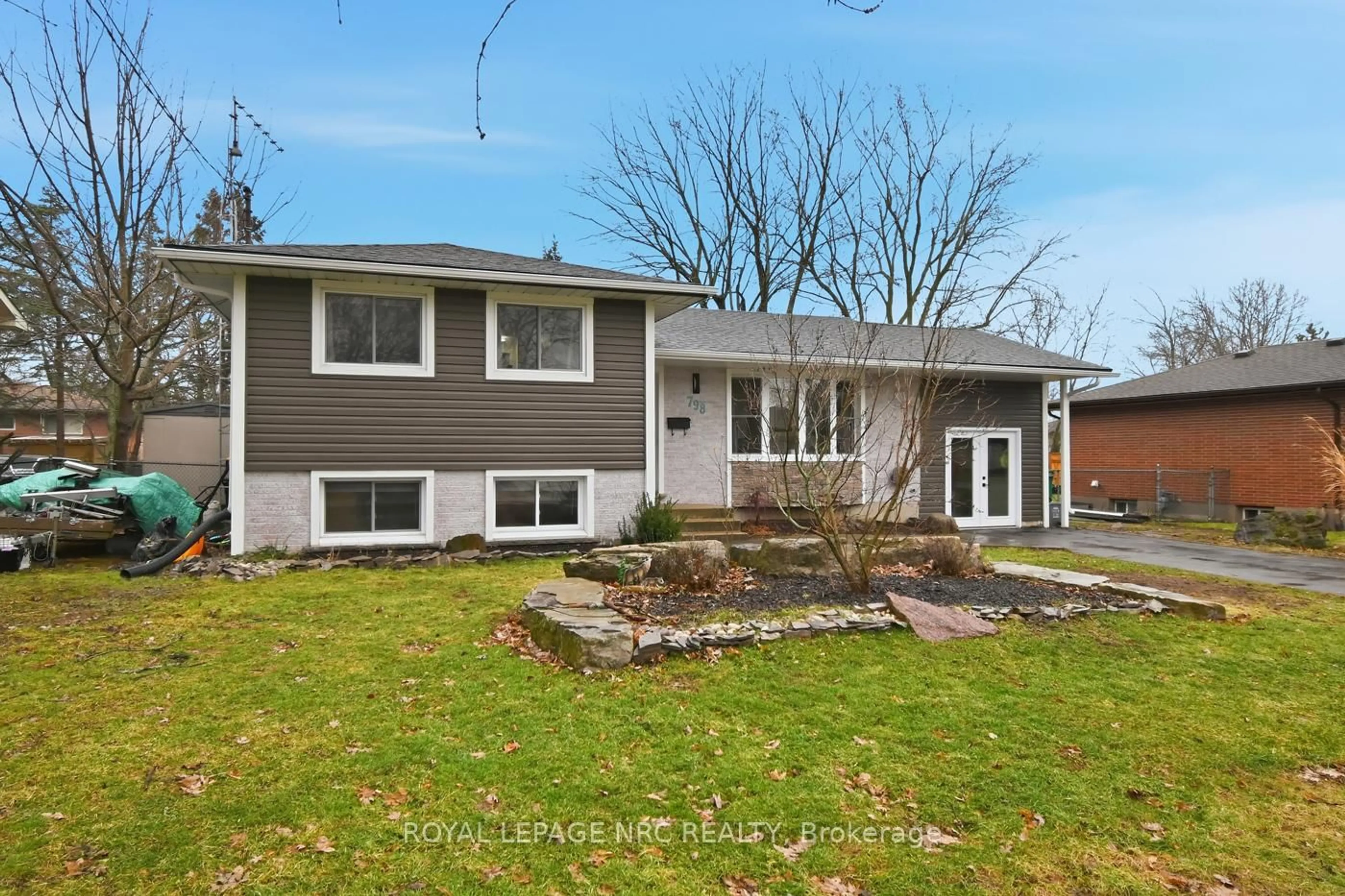 Home with vinyl exterior material, street for 798 Parkdale Ave, Fort Erie Ontario L2A 5B6