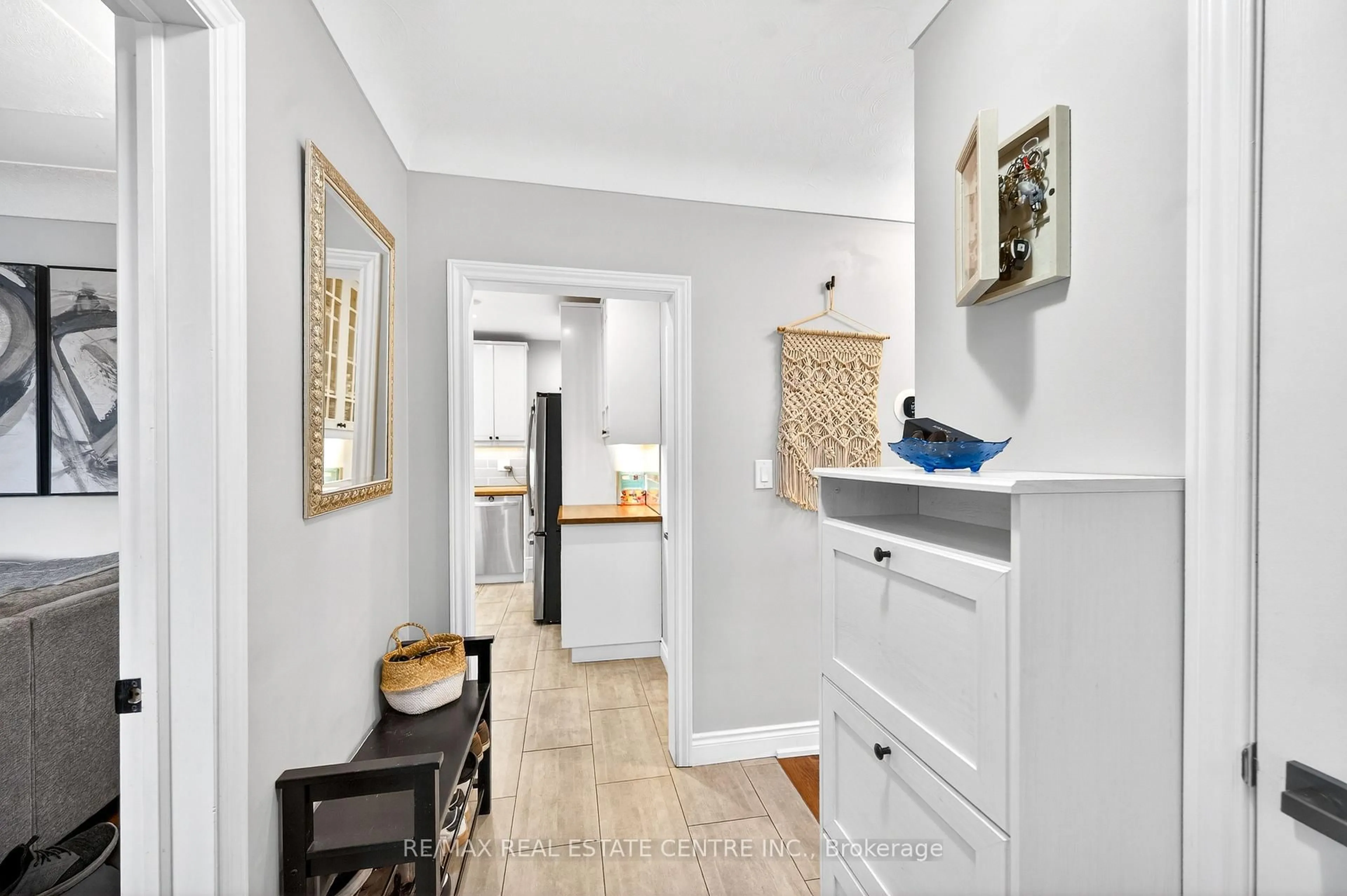 Indoor entryway for 100 Ferndale Ave, Hamilton Ontario L8K 4L6