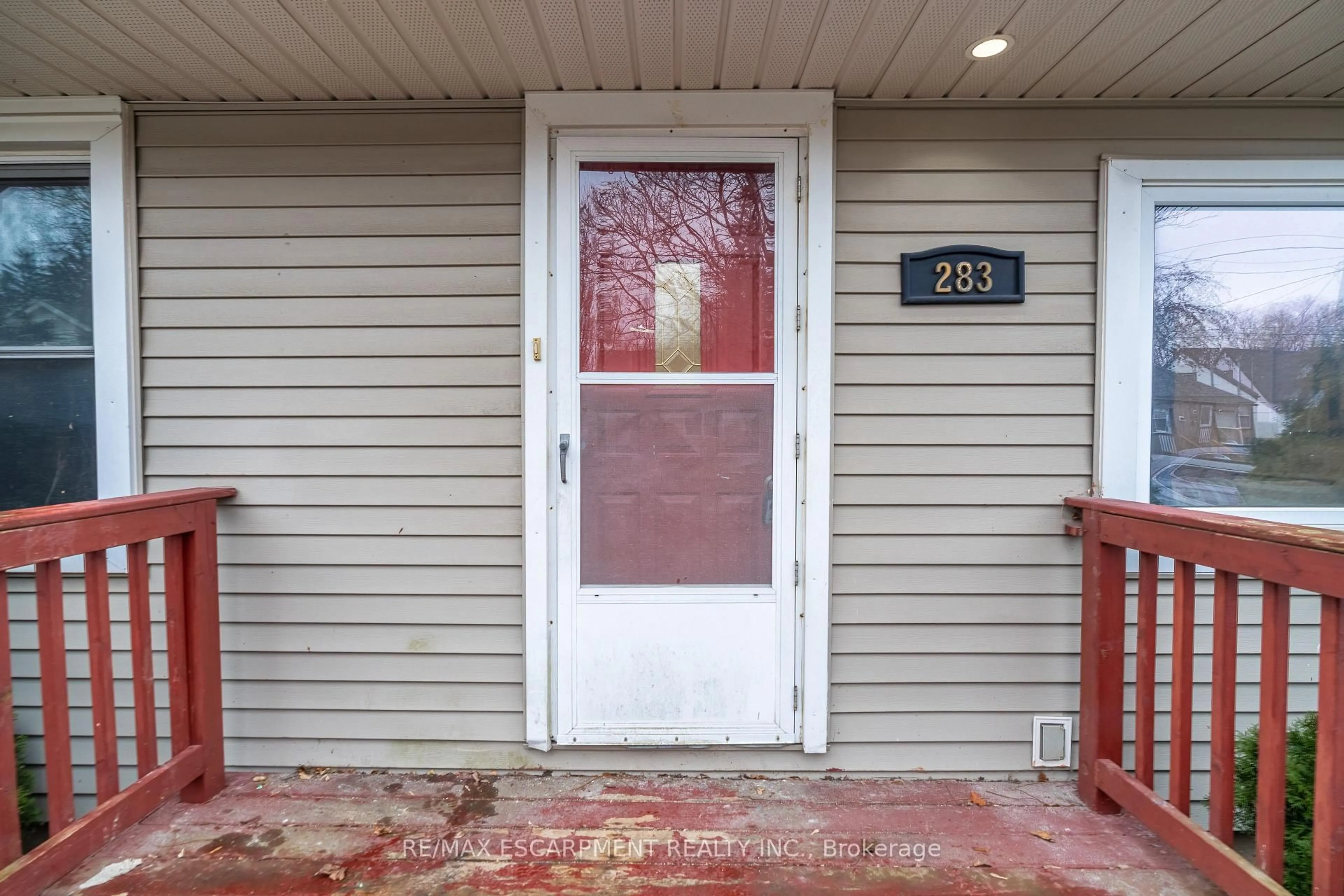 Indoor entryway for 283 Grey St, Brantford Ontario N3S 4W9