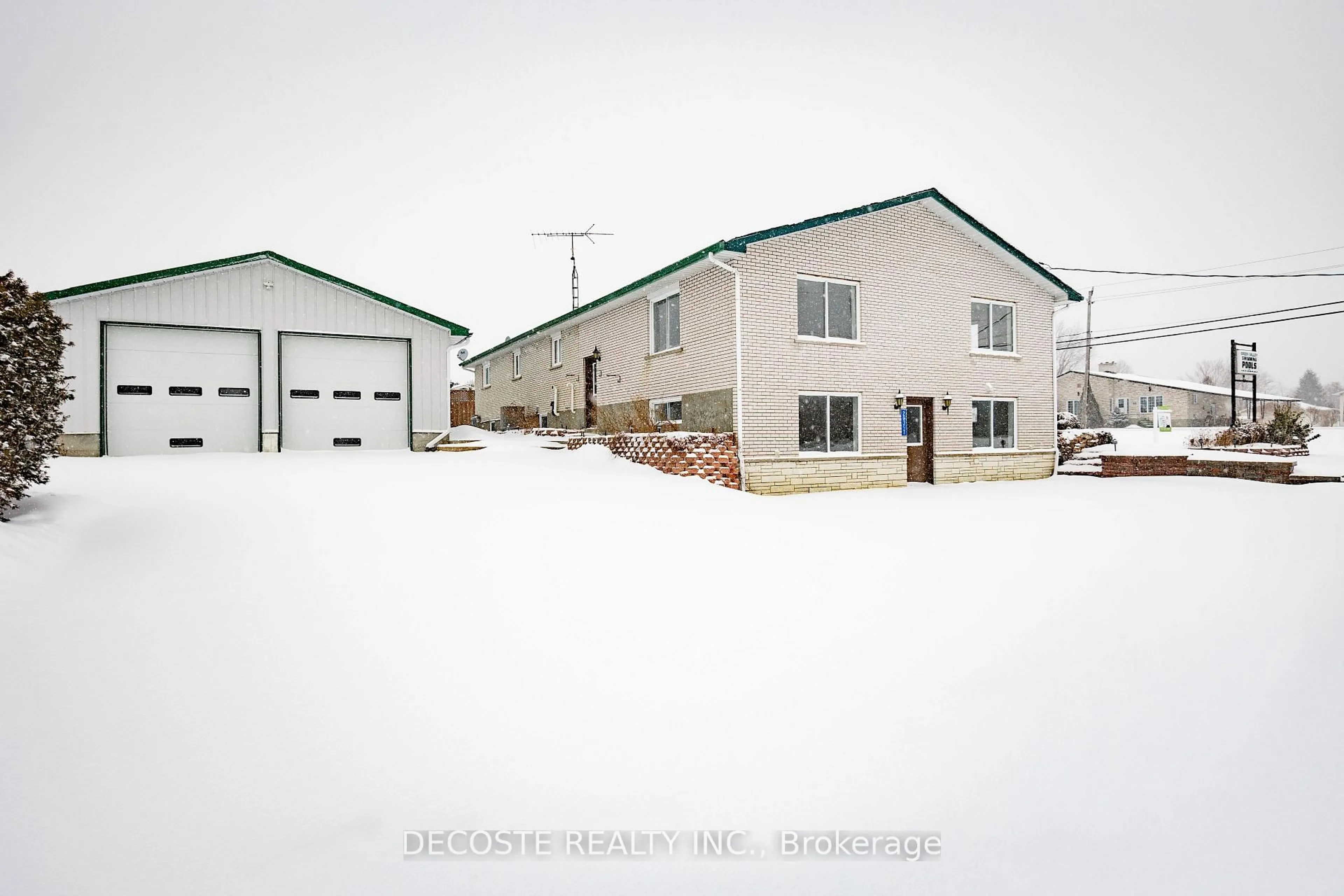 A pic from outside/outdoor area/front of a property/back of a property/a pic from drone, building for 20397 Park Cres, South Glengarry Ontario K0C 1L0