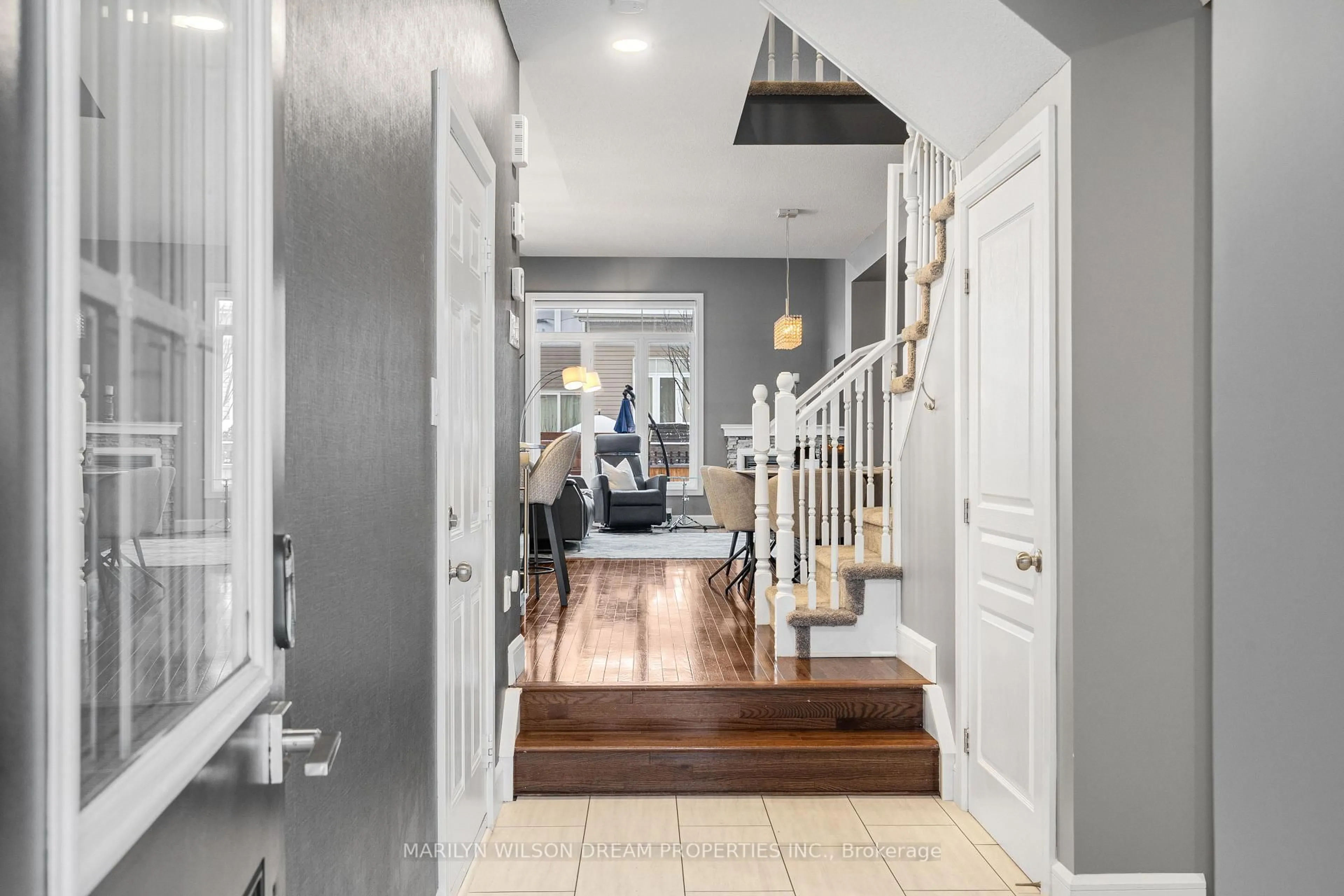 Indoor entryway for 190 Tandalee Cres, Ottawa Ontario K2M 0A2