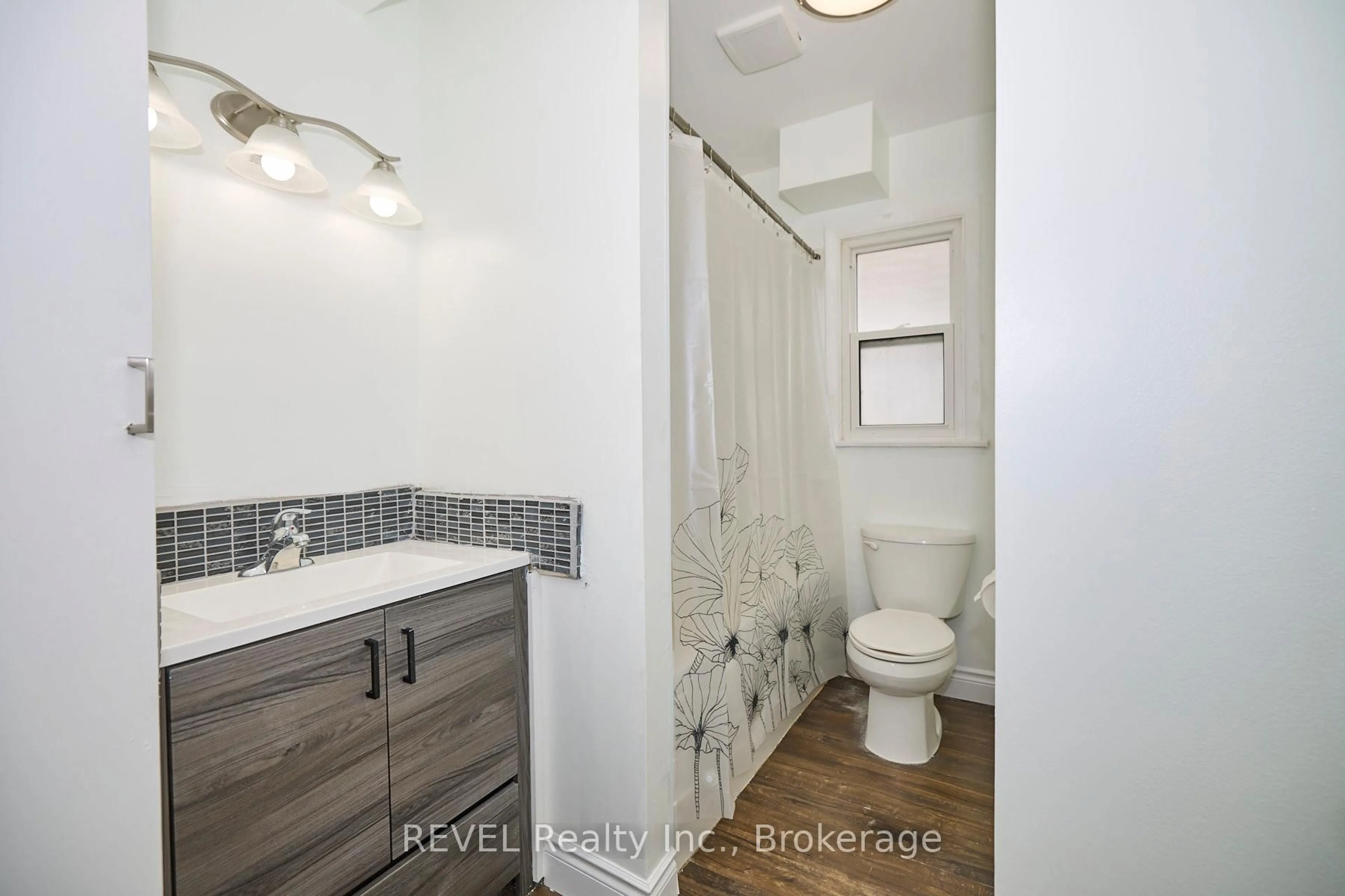 Standard bathroom, unknown for 43 COSBY Ave, St. Catharines Ontario L2M 5R7