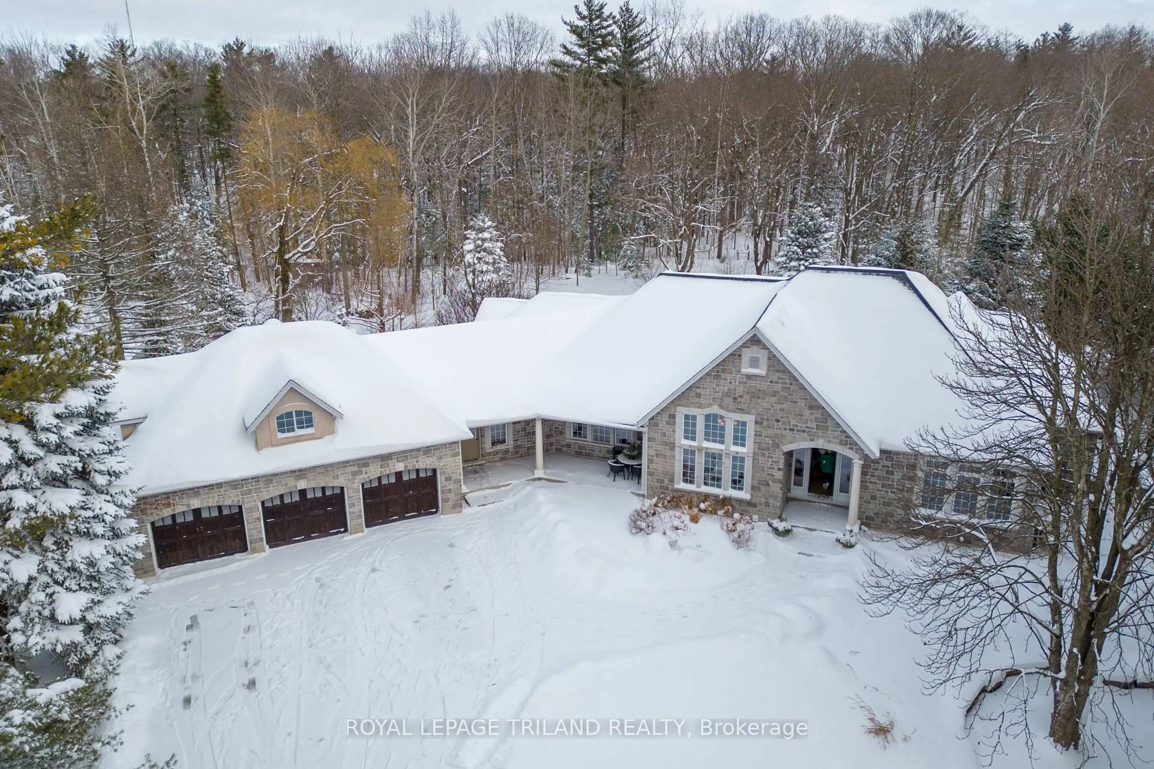 A pic from outside/outdoor area/front of a property/back of a property/a pic from drone, mountain view for 9389 Elviage Dr, London South Ontario N6K 4R8