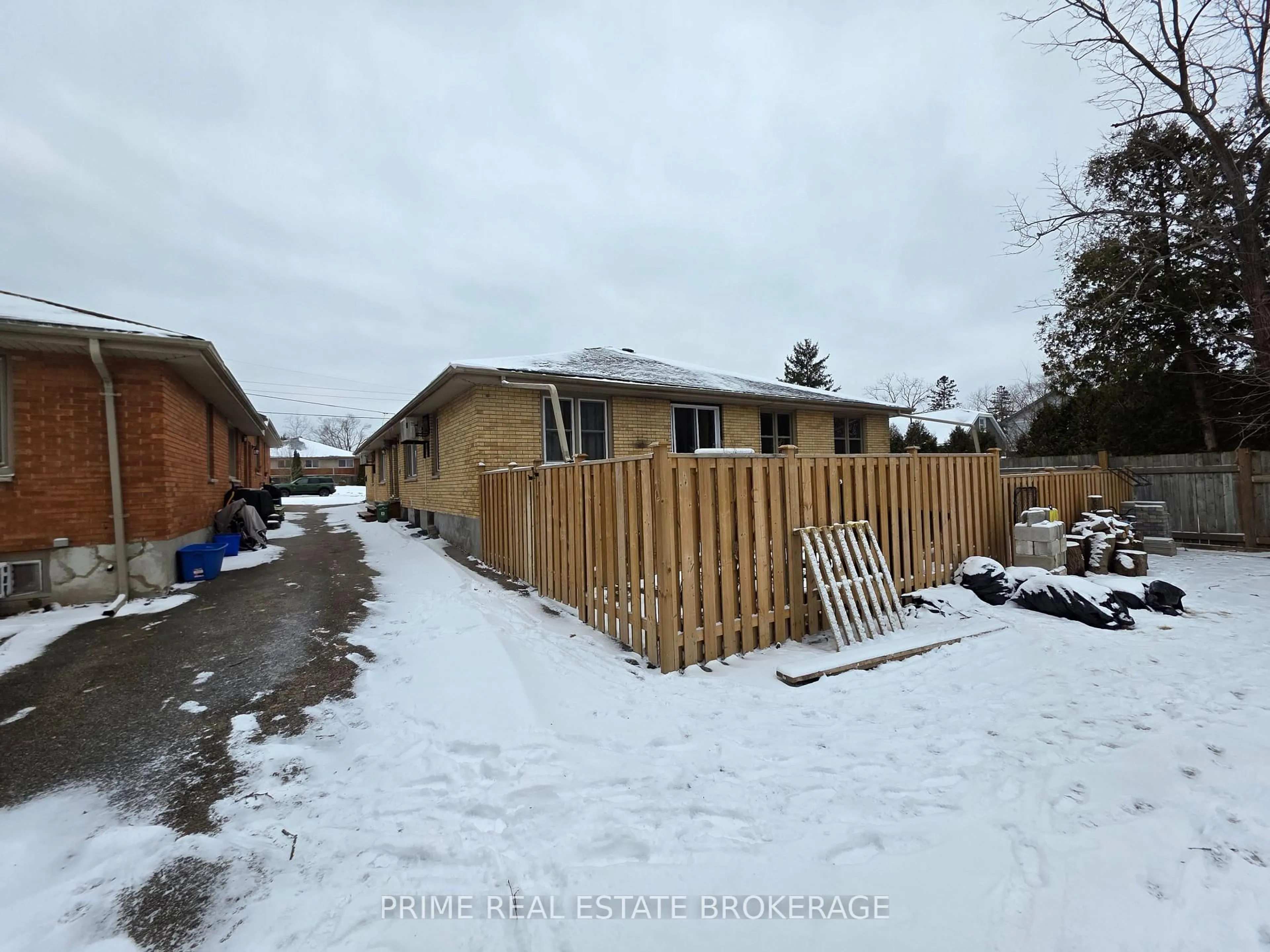 A pic from outside/outdoor area/front of a property/back of a property/a pic from drone, street for 246 Greenwood Ave, London South Ontario N6J 3G4