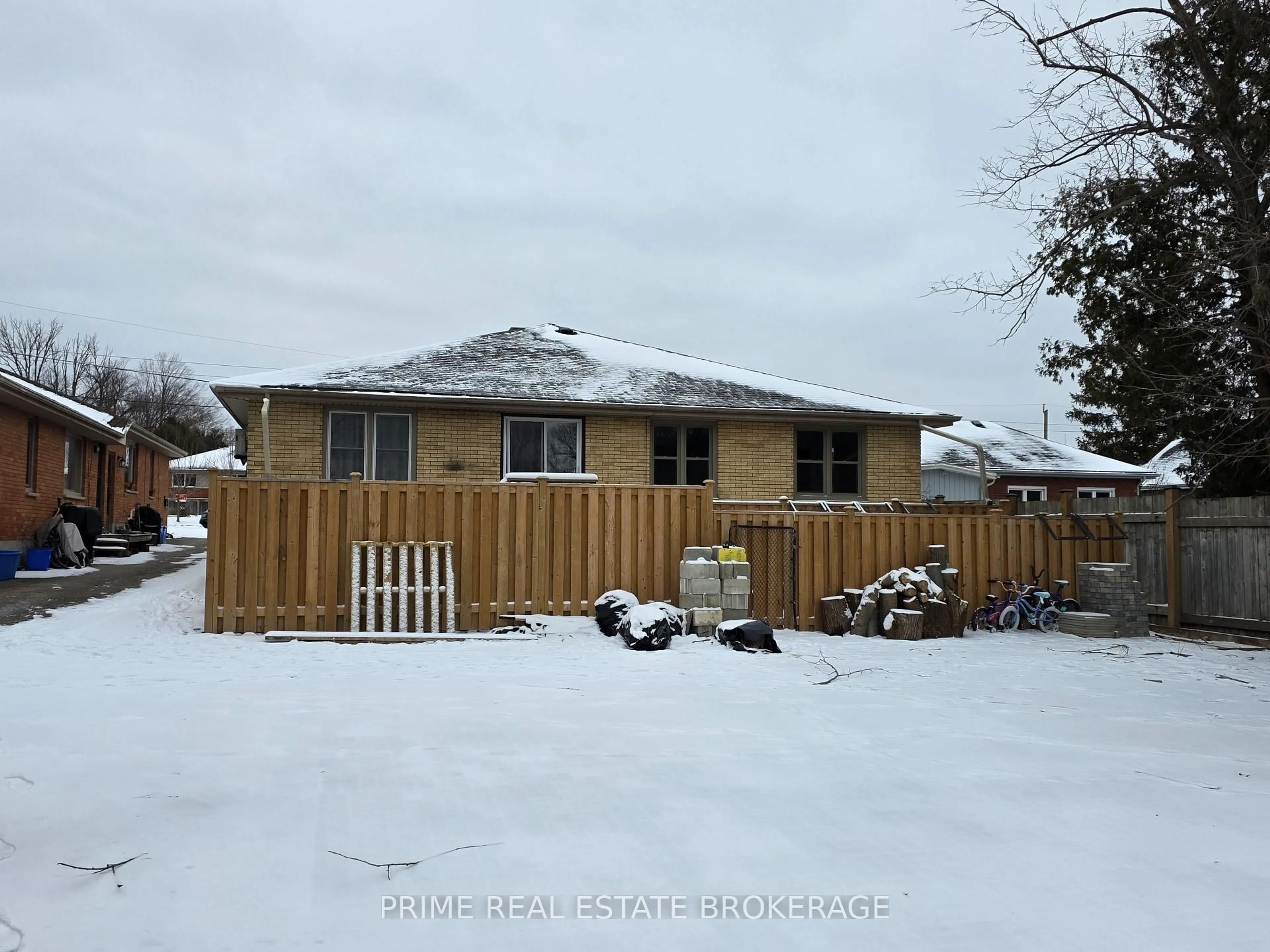 A pic from outside/outdoor area/front of a property/back of a property/a pic from drone, street for 246 Greenwood Ave, London South Ontario N6J 3G4