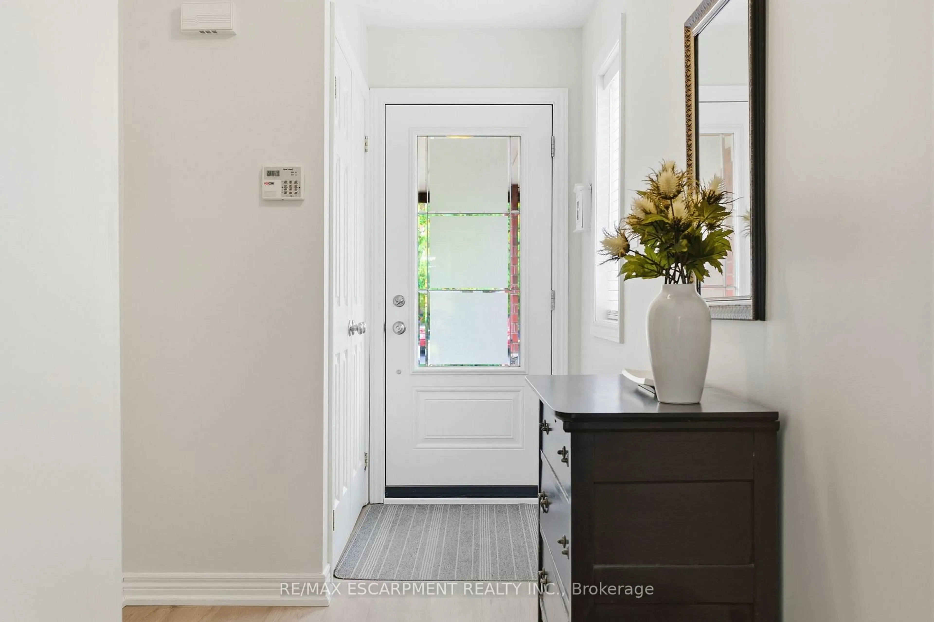 Indoor entryway for 9 Slater Crt, Hamilton Ontario L8B 0K8