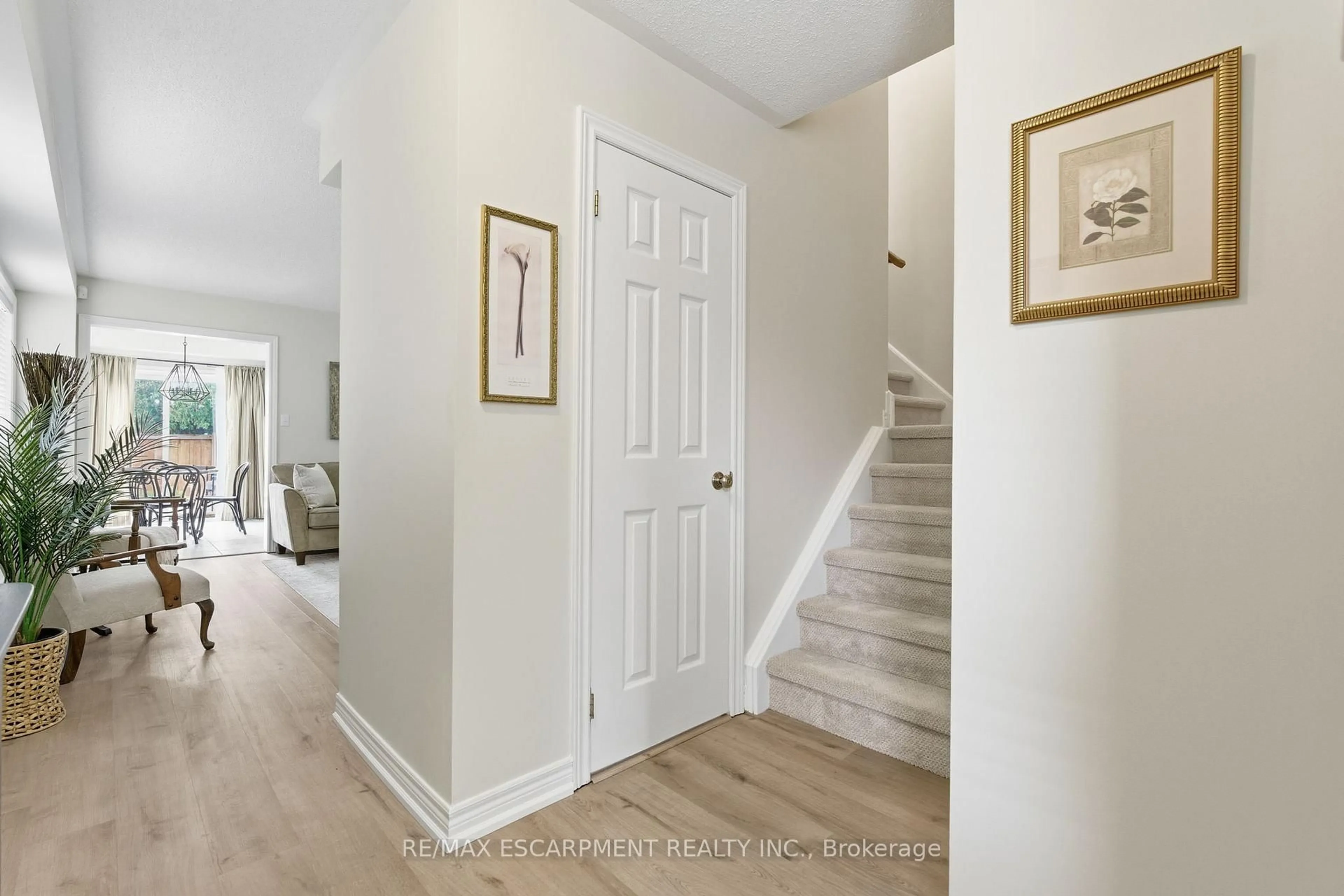 Indoor entryway for 9 Slater Crt, Hamilton Ontario L8B 0K8