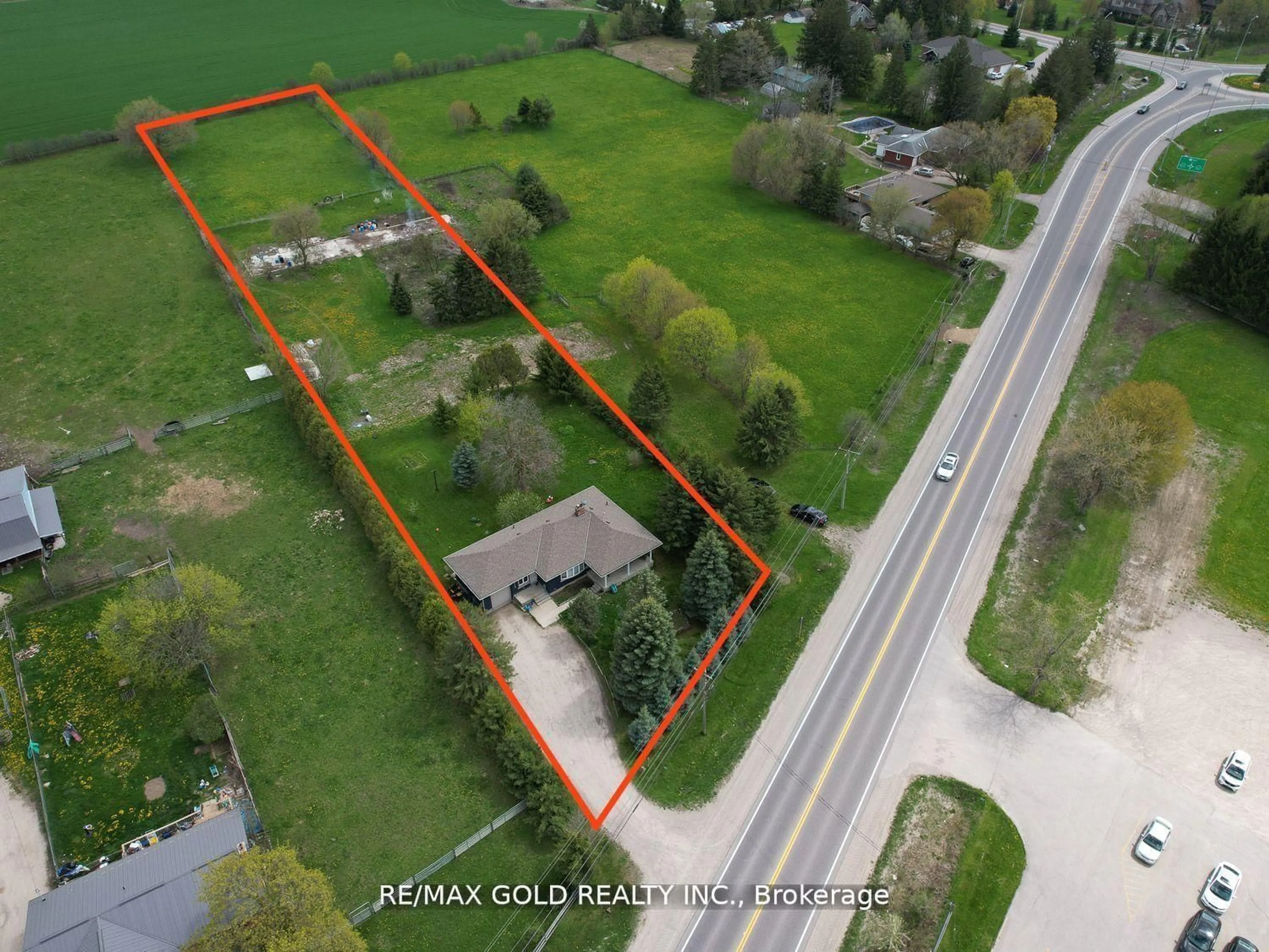 A pic from outside/outdoor area/front of a property/back of a property/a pic from drone, street for 8017 Highway 7, Guelph/Eramosa Ontario N1H 6H8