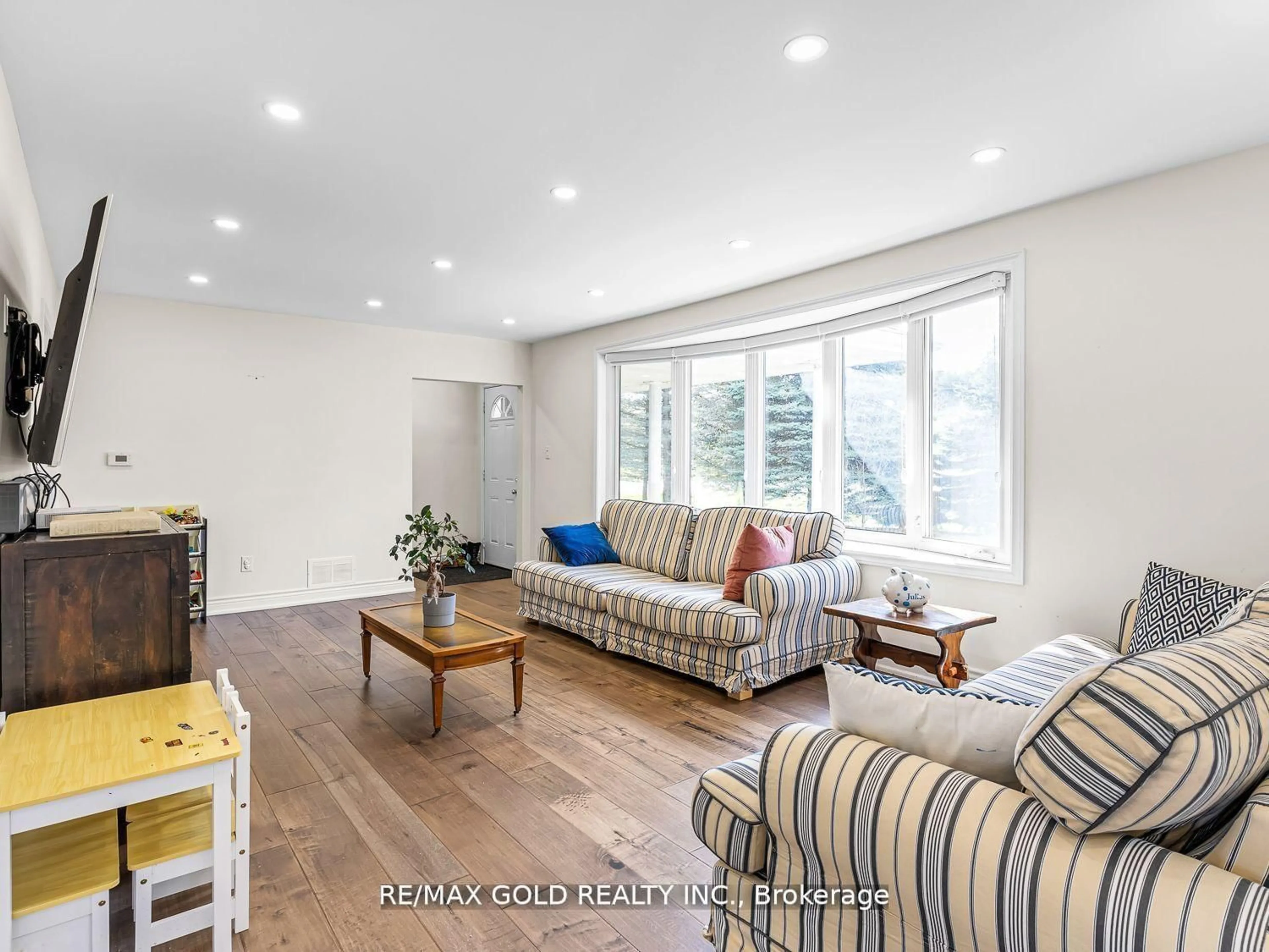 Living room with furniture, wood/laminate floor for 8017 Highway 7, Guelph/Eramosa Ontario N1H 6H8