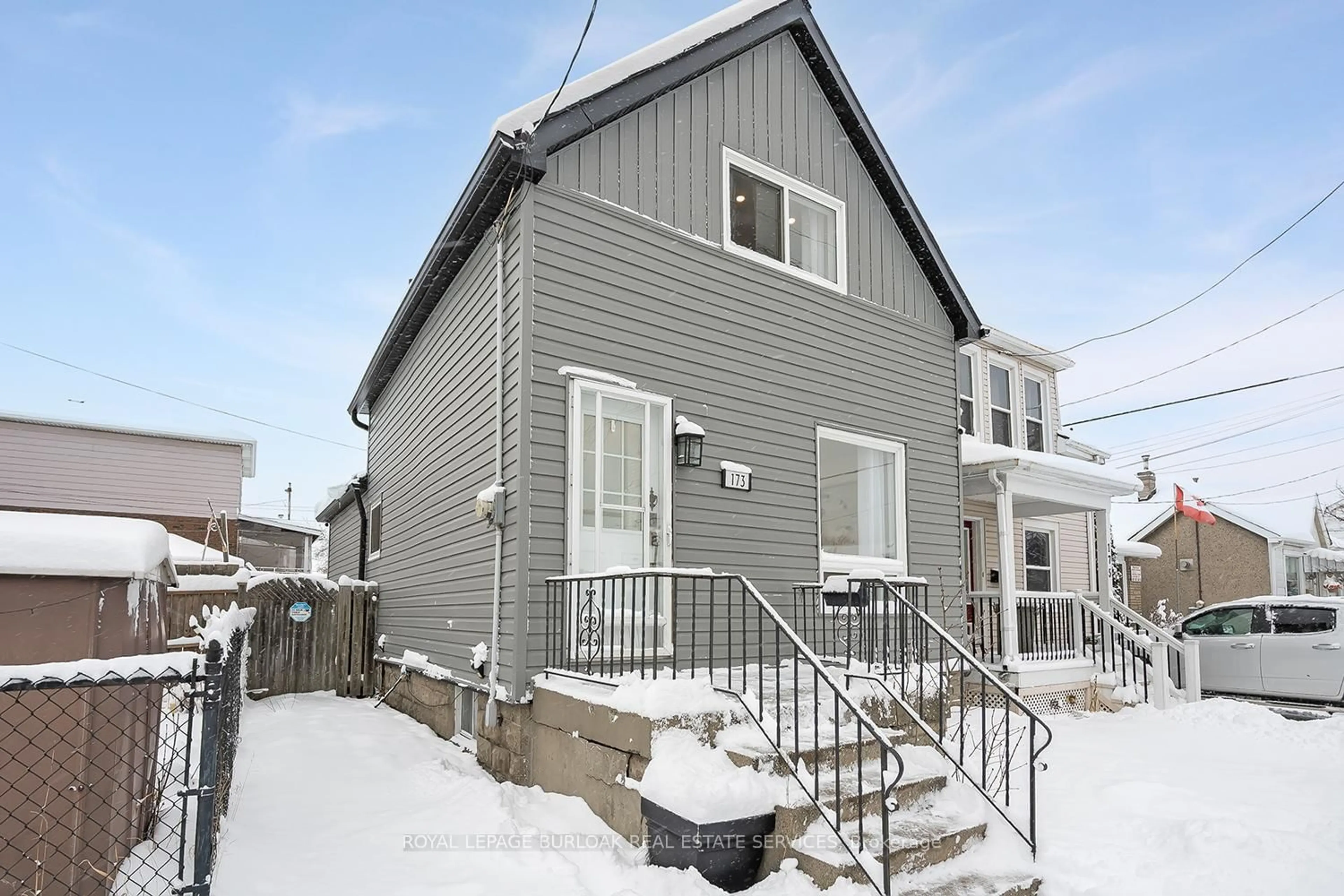 Home with vinyl exterior material, street for 173 London St, Hamilton Ontario L8H 4C1