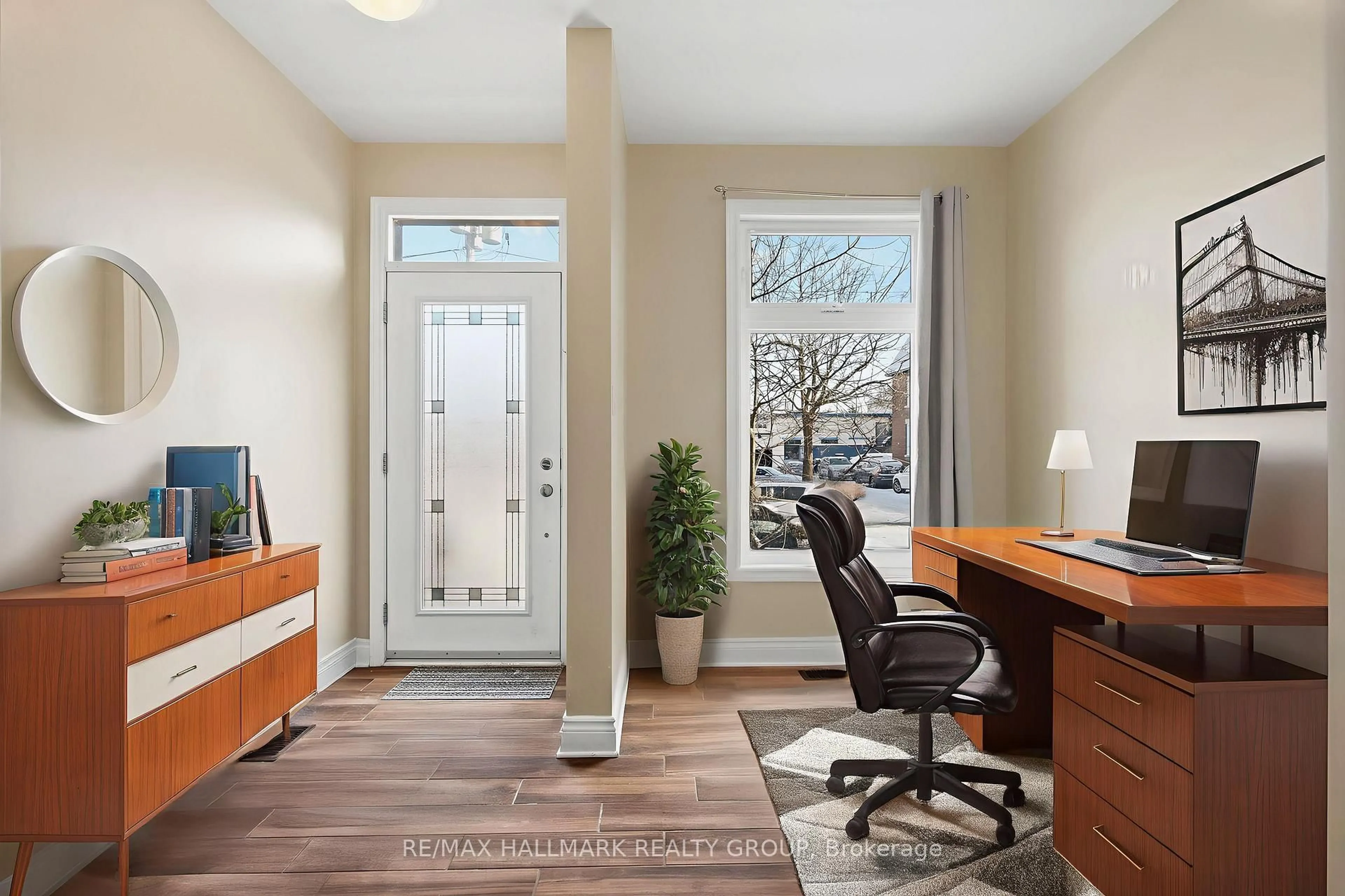 Indoor entryway for 290 Cambridge St, Ottawa Ontario K1R 0B4