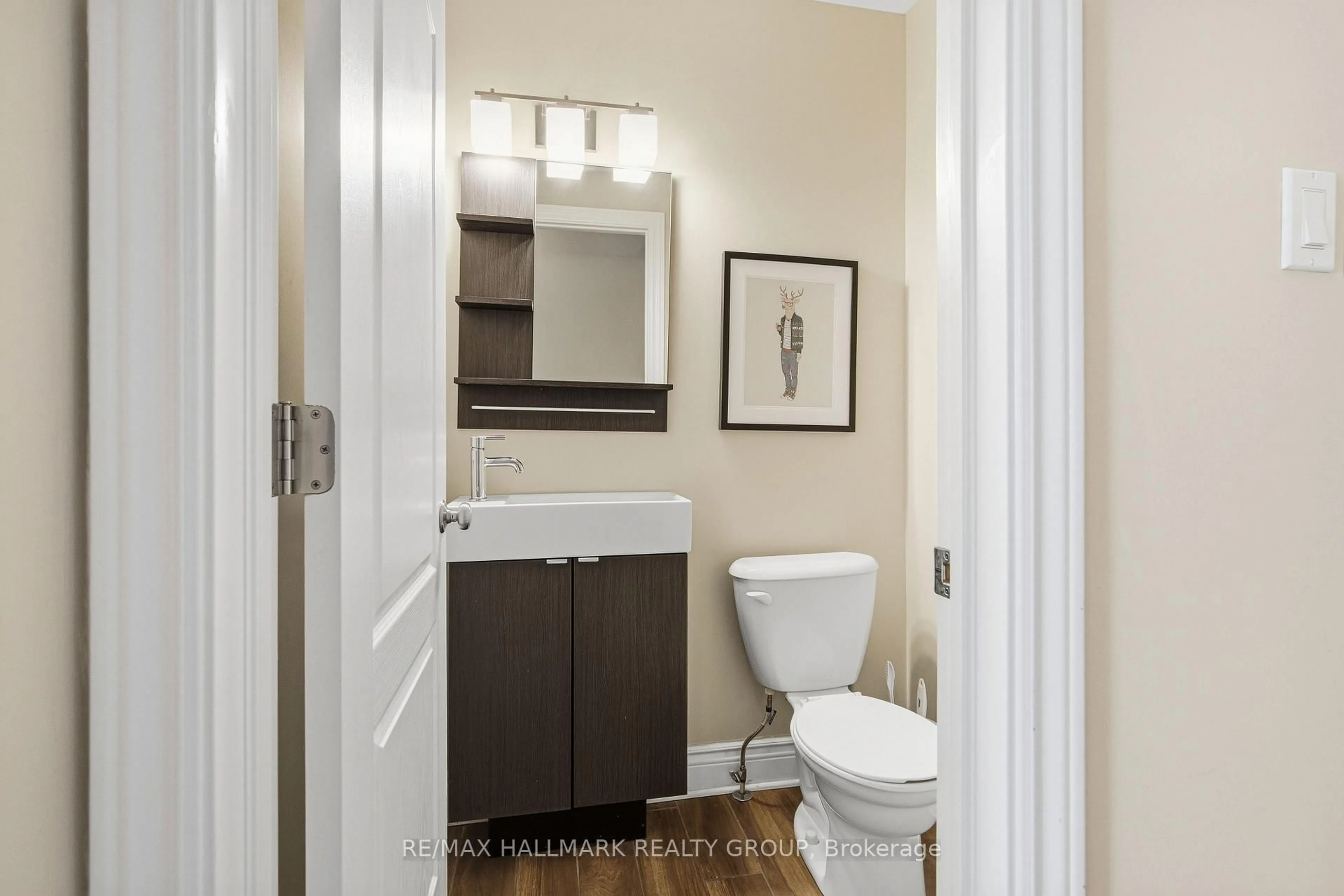 Standard bathroom, unknown for 290 Cambridge St, Ottawa Ontario K1R 0B4